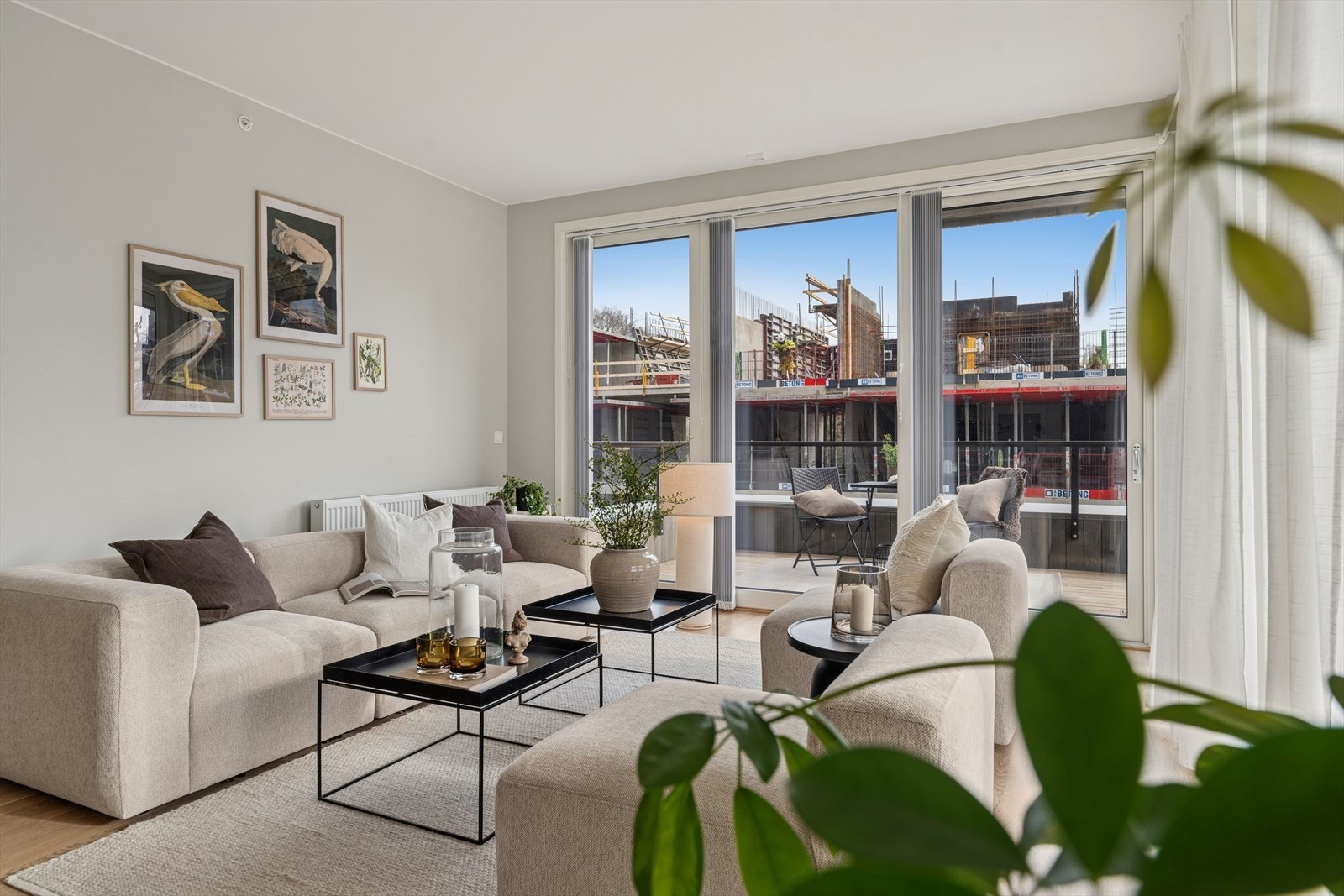 I stuen har man god plass til å møblere i flere soner med både sofagrupper og spisebord. Galleribilde