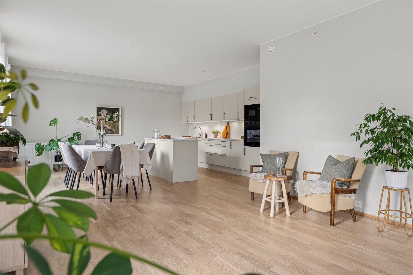 Stue og kjøkken ligger i åpen løsning. Et lyst og innbydende rom med store vindusflater som gir rikelig med naturlig lys og bidrar til å skape en god romfølelse. Galleribilde