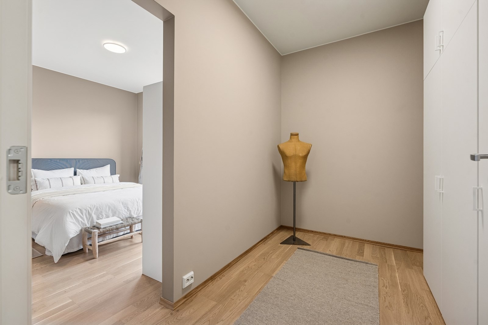 Walk-in garderobe med gode muligheter for rikelig med lagringsplass. Galleribilde
