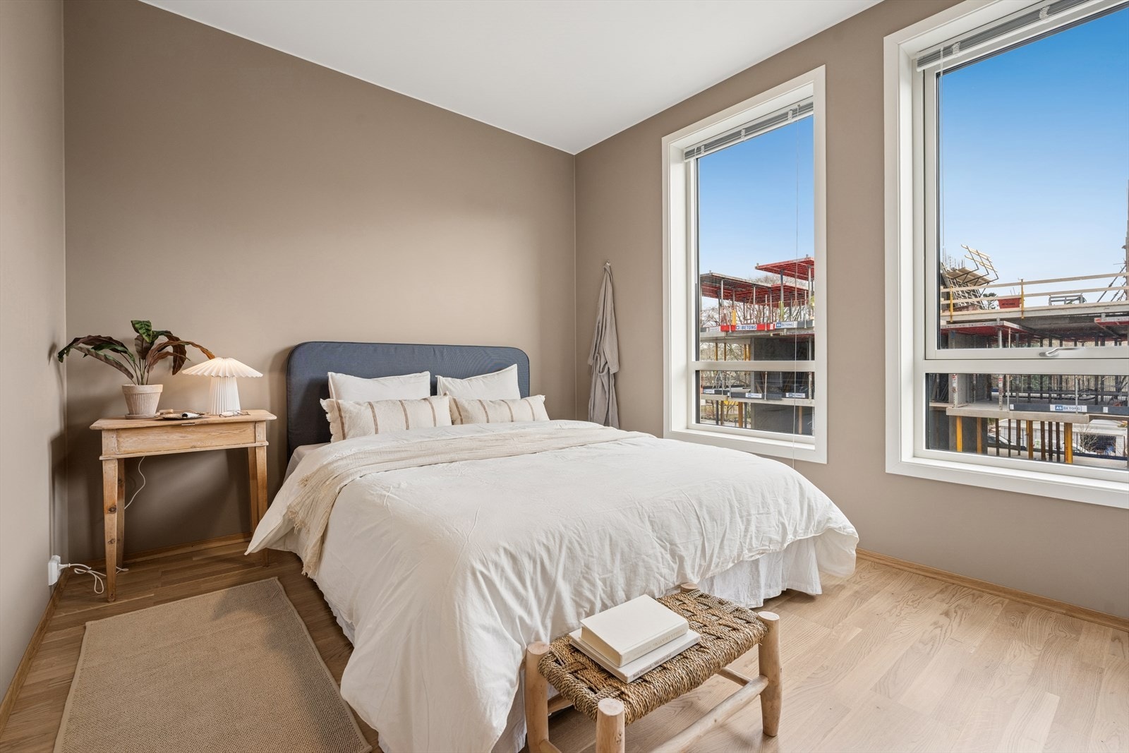 Hovedsoverommet er av god størrelse og har tilhørende walk-in garderobe. Galleribilde