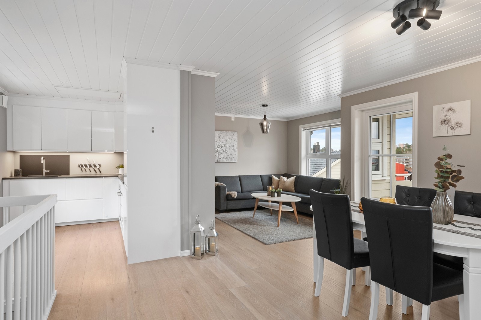 Første etasje er boligens sosiale sentrum, med en gjennomtenkt og åpen planløsning. Galleribilde