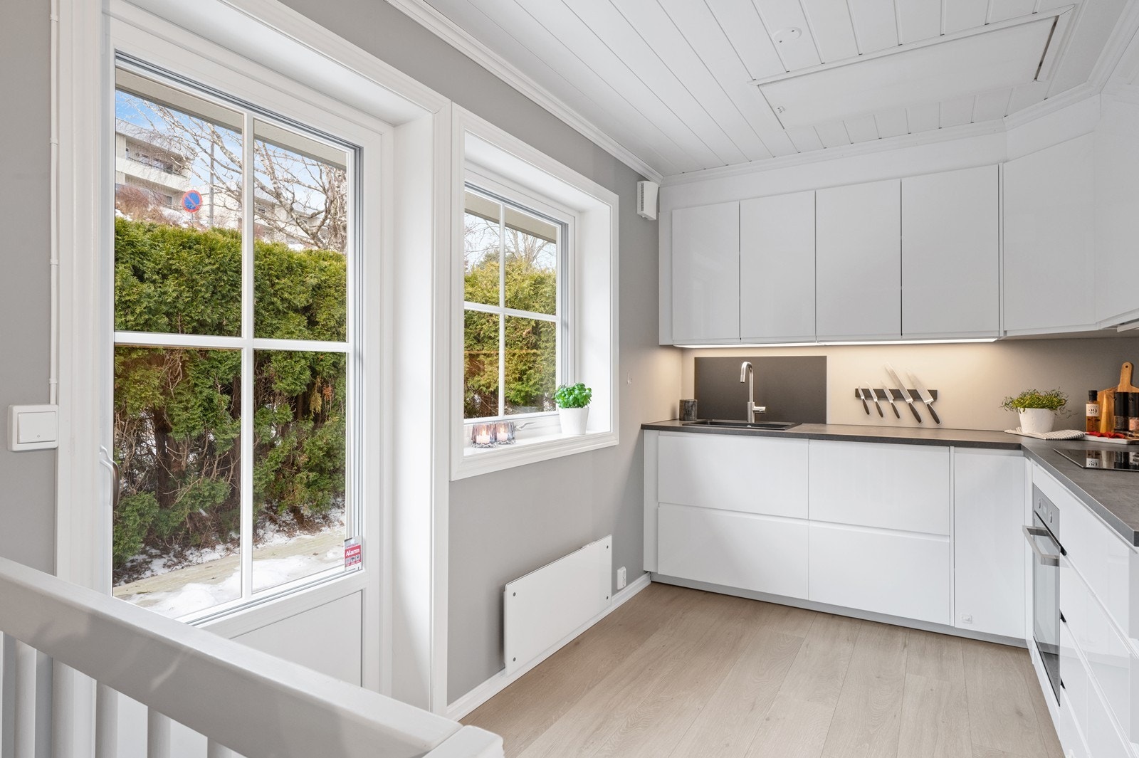 Kjøkkenet ble fornyet i 2019 og har utgang til en vestvendt terrasse på terrengnivå. Galleribilde