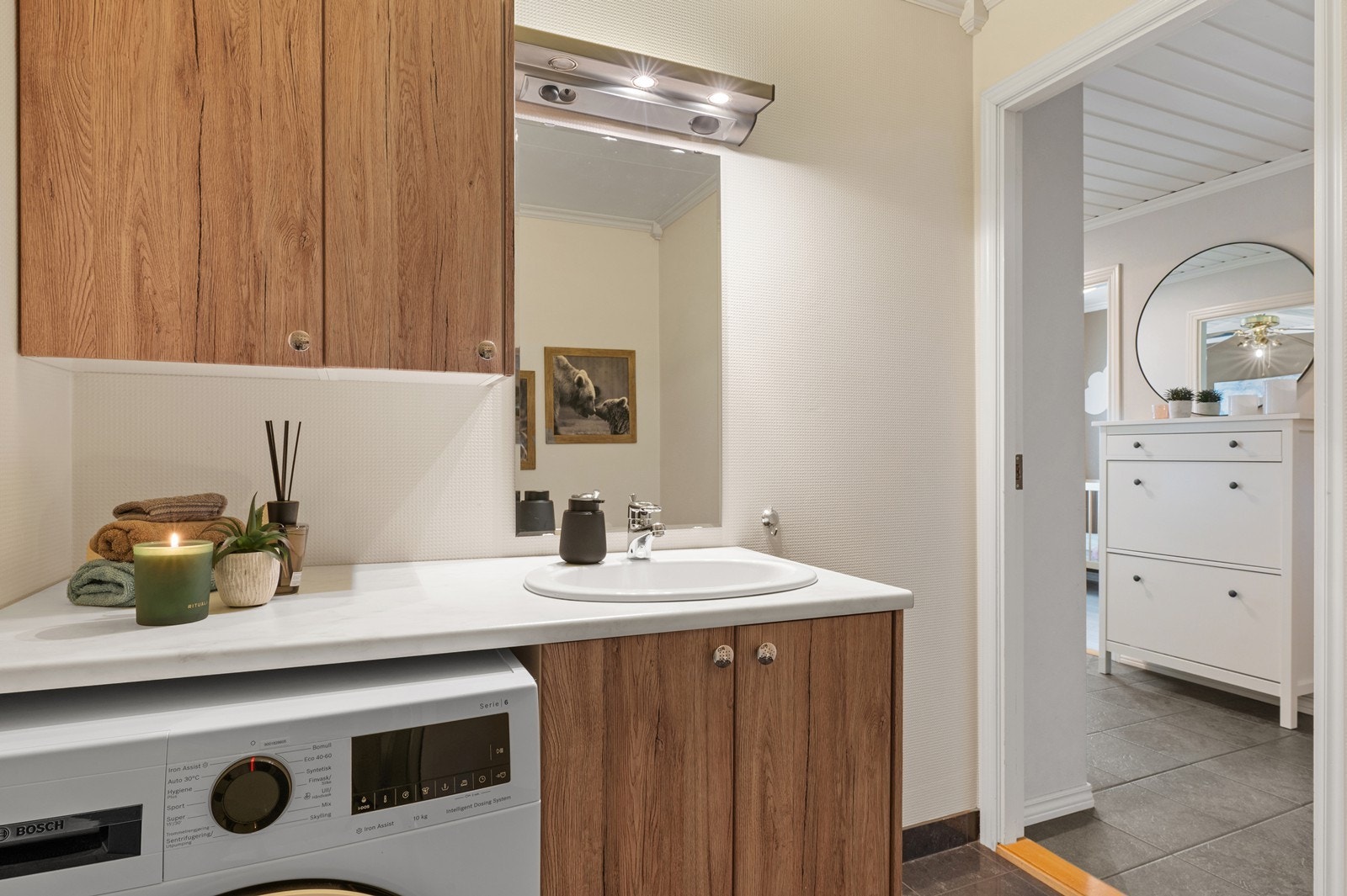 Badet er funksjonelt innredet med dusjkabinett, WC og servant. Rommet ble pusset opp rundt 2010. Galleribilde