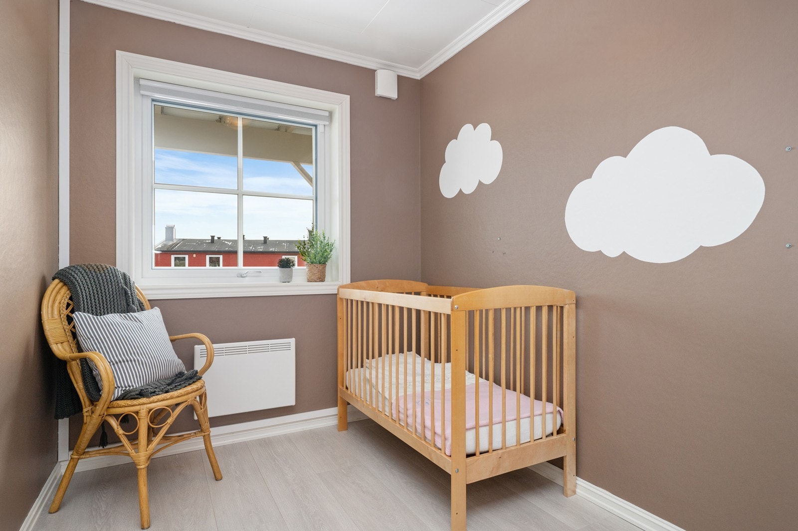 Det andre soverommet har også laminatgulv og overflater modernisert i 2019. Galleribilde