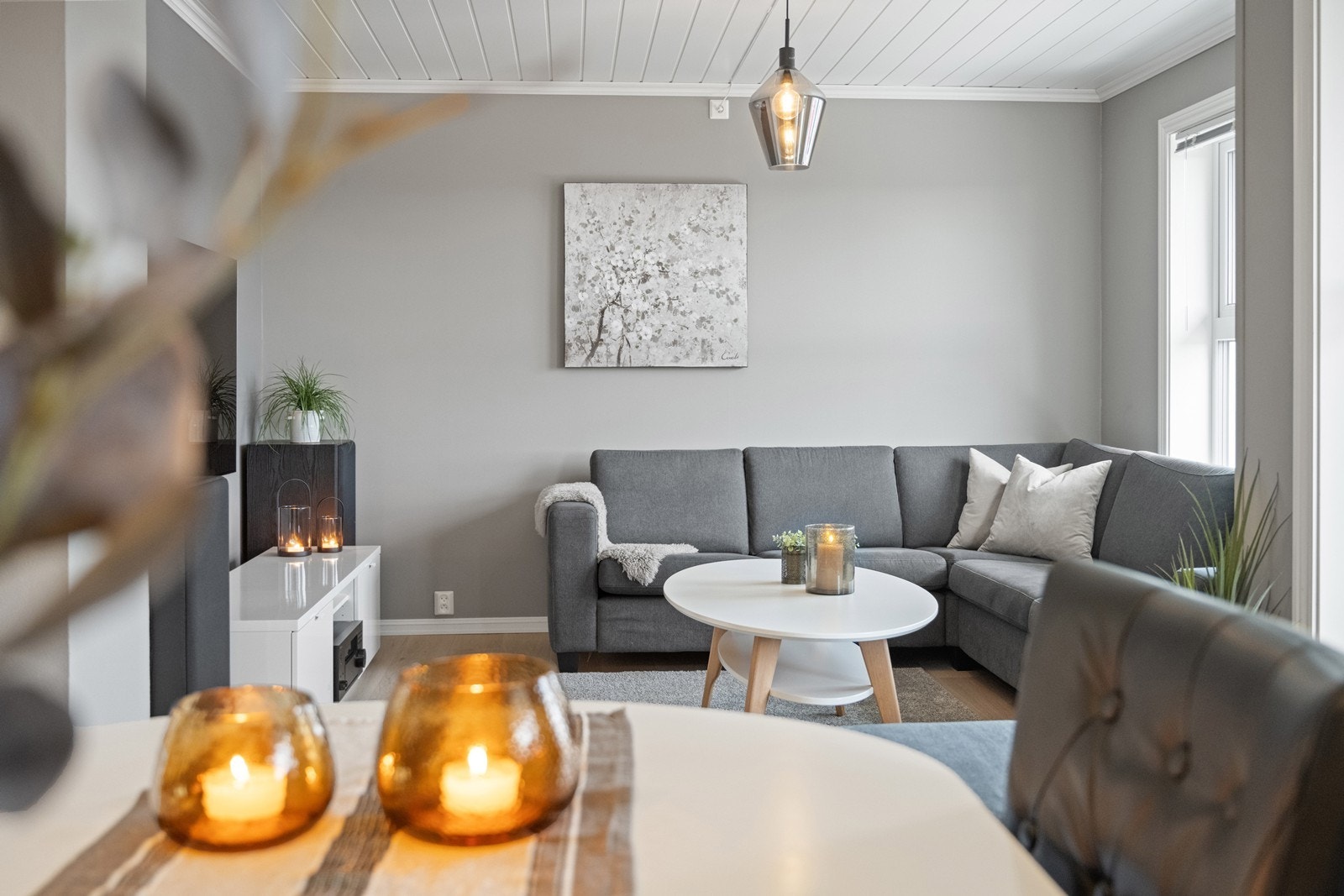 Store vindusflater med 3-lags isolerglass fra 2020 slipper inn rikelig med dagslys. Galleribilde