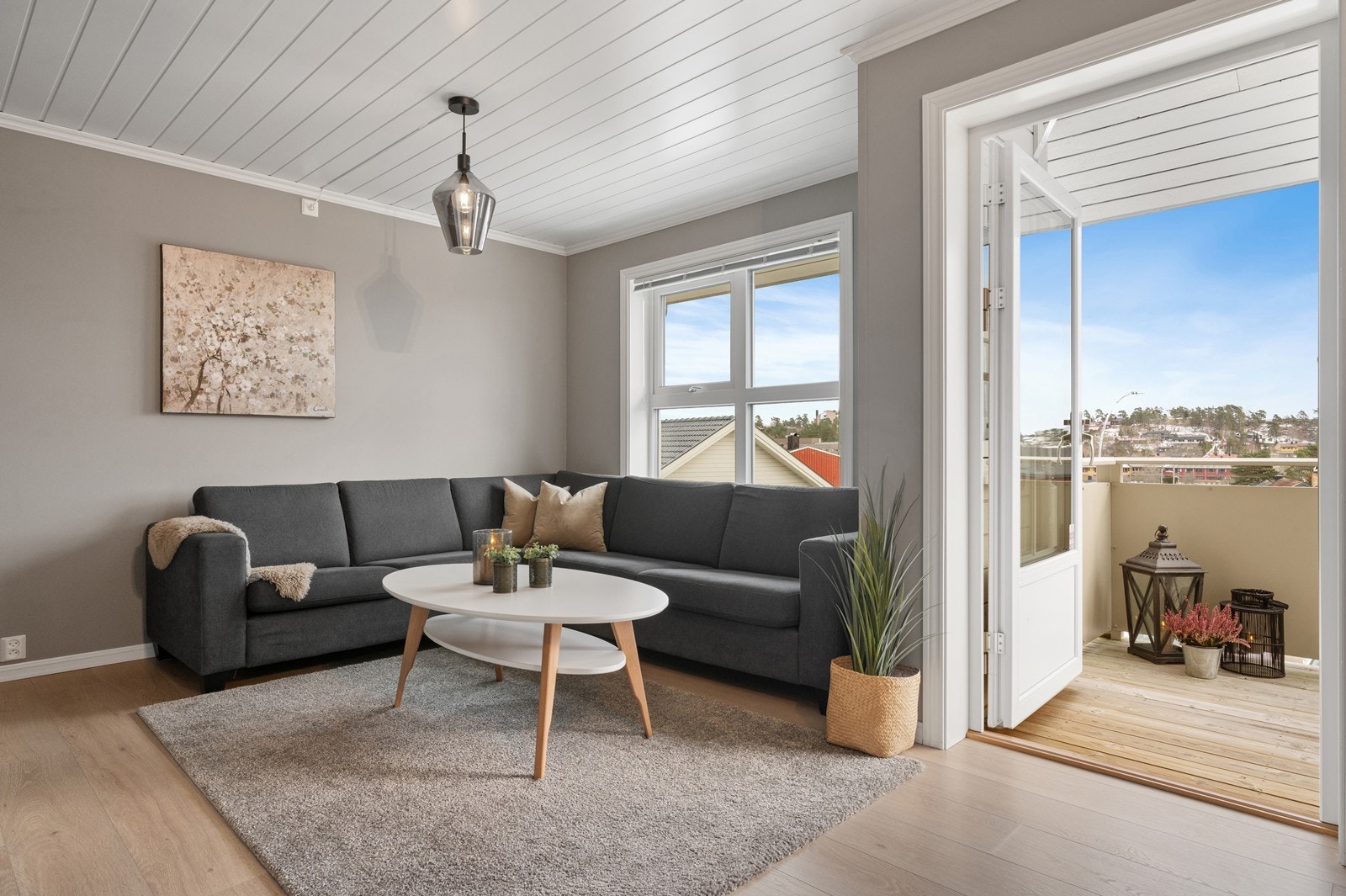 Dette er en pen og oppgradert enebolig i kjede, som er en del av Lystad Borettslag. Stuen i første etasje har direkte utgang til en overbygd, sydøst-vendt veranda, med utsikt over nabolaget. Galleribilde