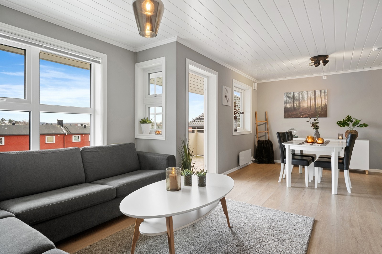 Første etasje har en åpen løsning mellom stue, spisestue og kjøkken, som skaper en sosial sone. Galleribilde