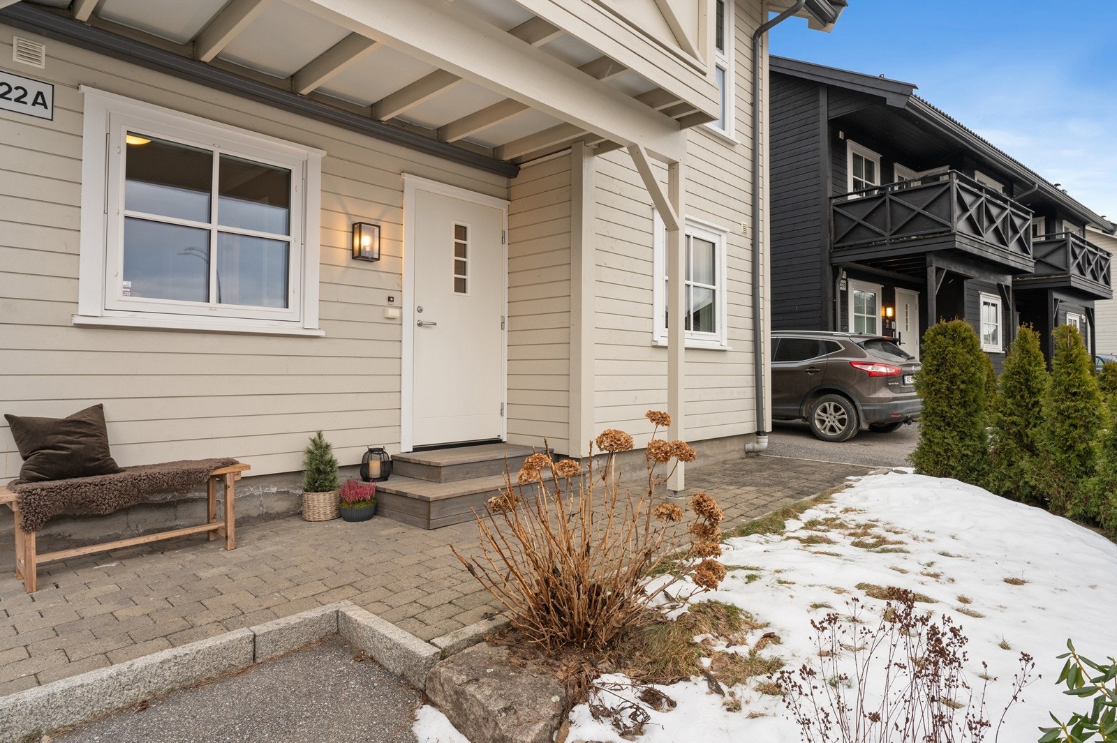 Inngangspartiet har belegningsstein og en ny ytterdør fra 2020. Galleribilde