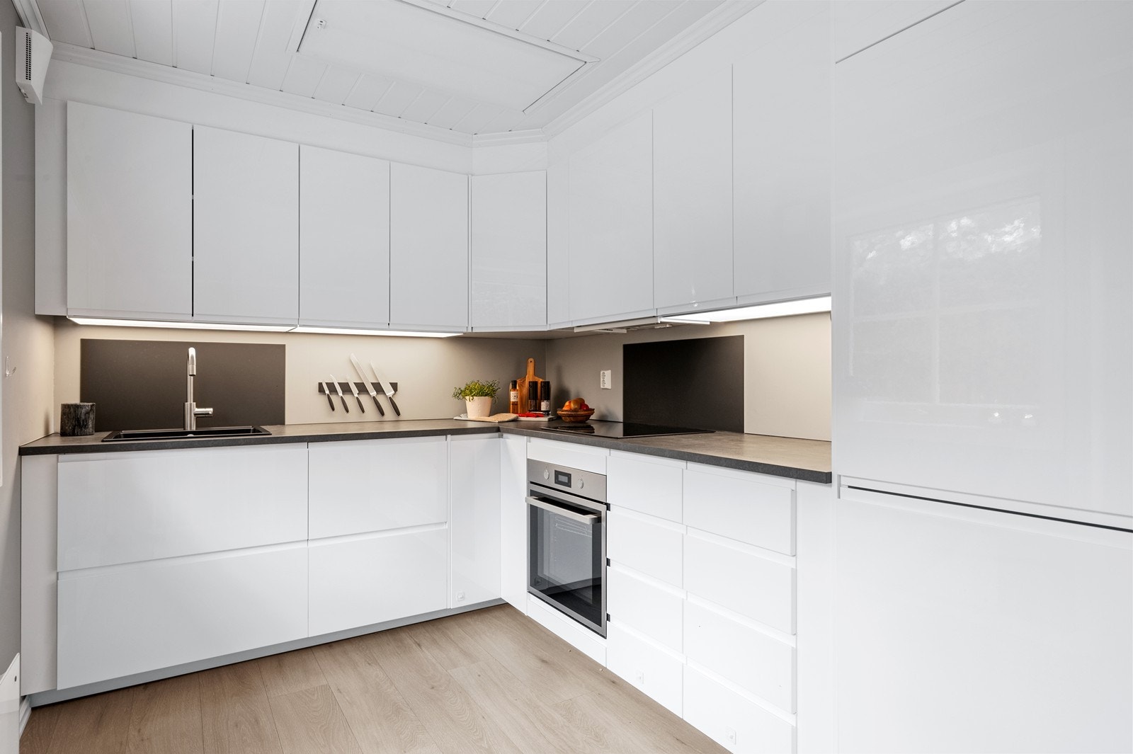 Den moderne kjøkkeninnredningen har slette fronter og er utstyrt med integrerte hvitevarer. Det er god skap og benkeplass. I tillegg er det loftsluke på kjøkkenet, som leder til kaldtloft med lagringsmuligheter. Galleribilde