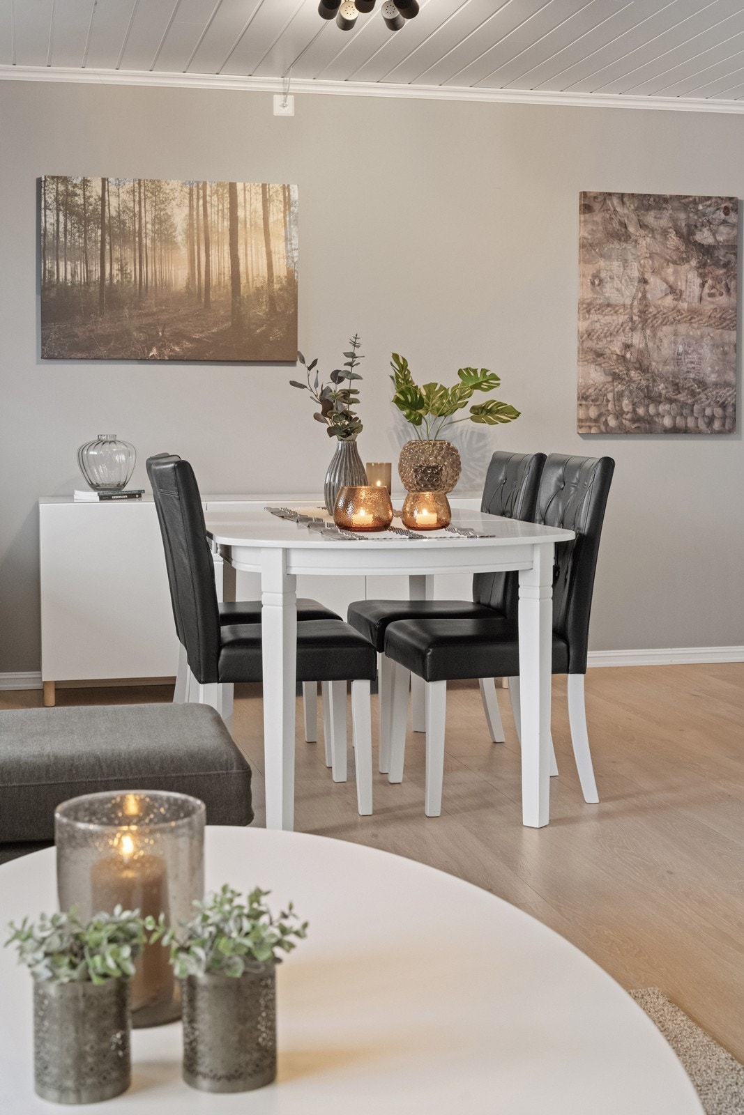 Den sentrale plasseringen av spisestuen binder sammen kjøkkenet og stuen på en funksjonell måte. Galleribilde