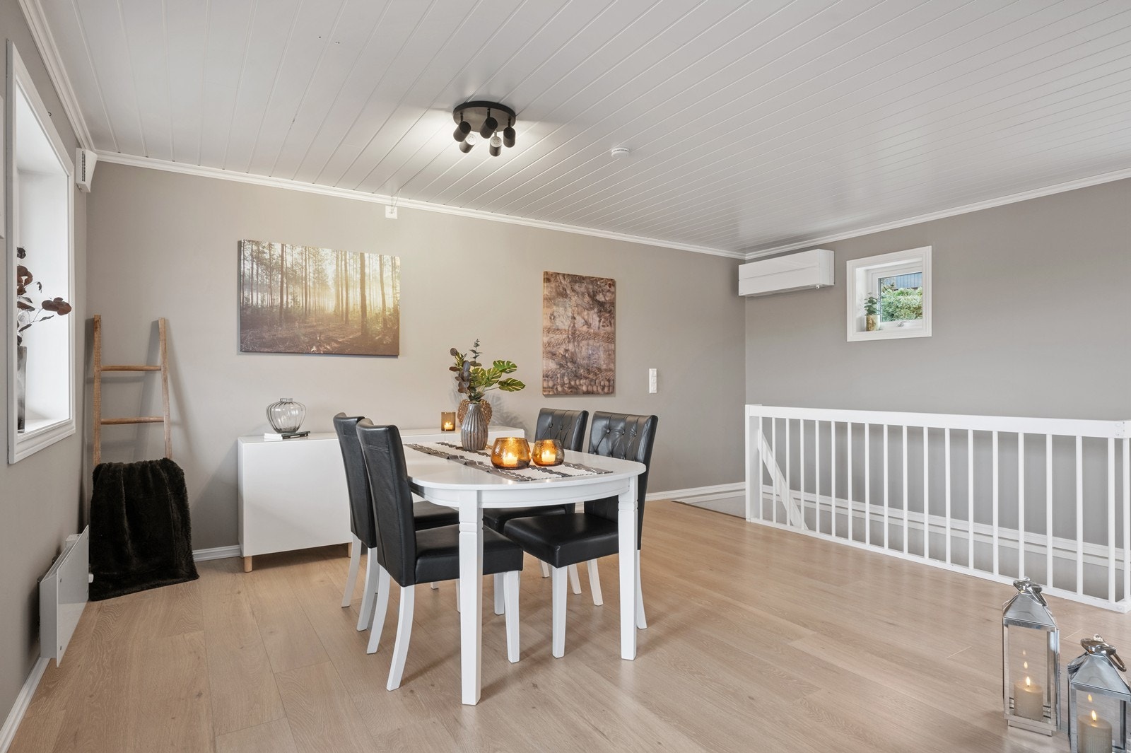 Den lakkerte tretrappen fra byggeåret forbinder boligens to plan. Galleribilde