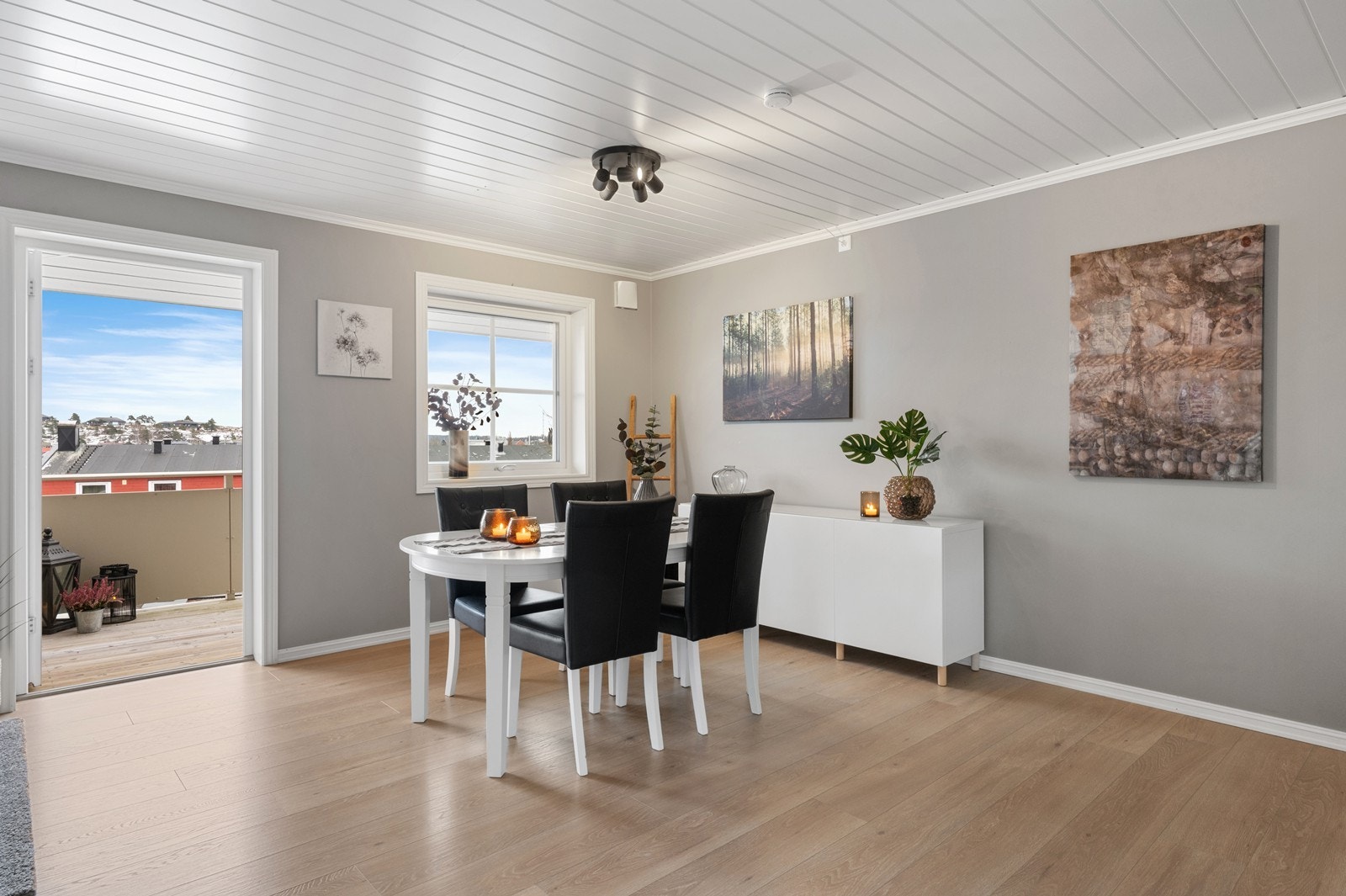 Spisestuen er en naturlig del av den åpne løsningen, med god plass til hyggelige måltider. Galleribilde