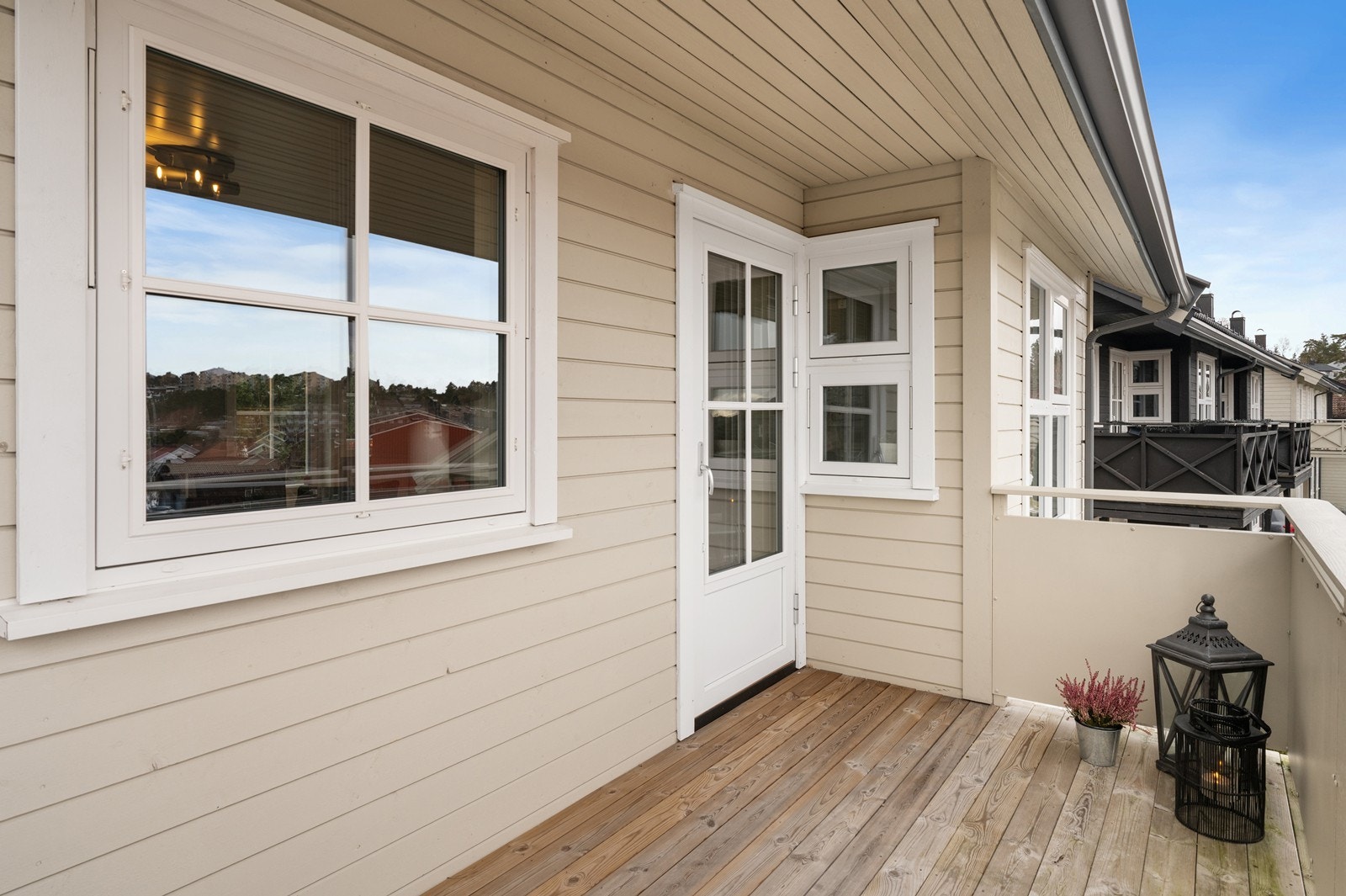 Verandadøren og vinduene ble skiftet i 2020 og er utført i vedlikeholdsvennlig PVC. Galleribilde