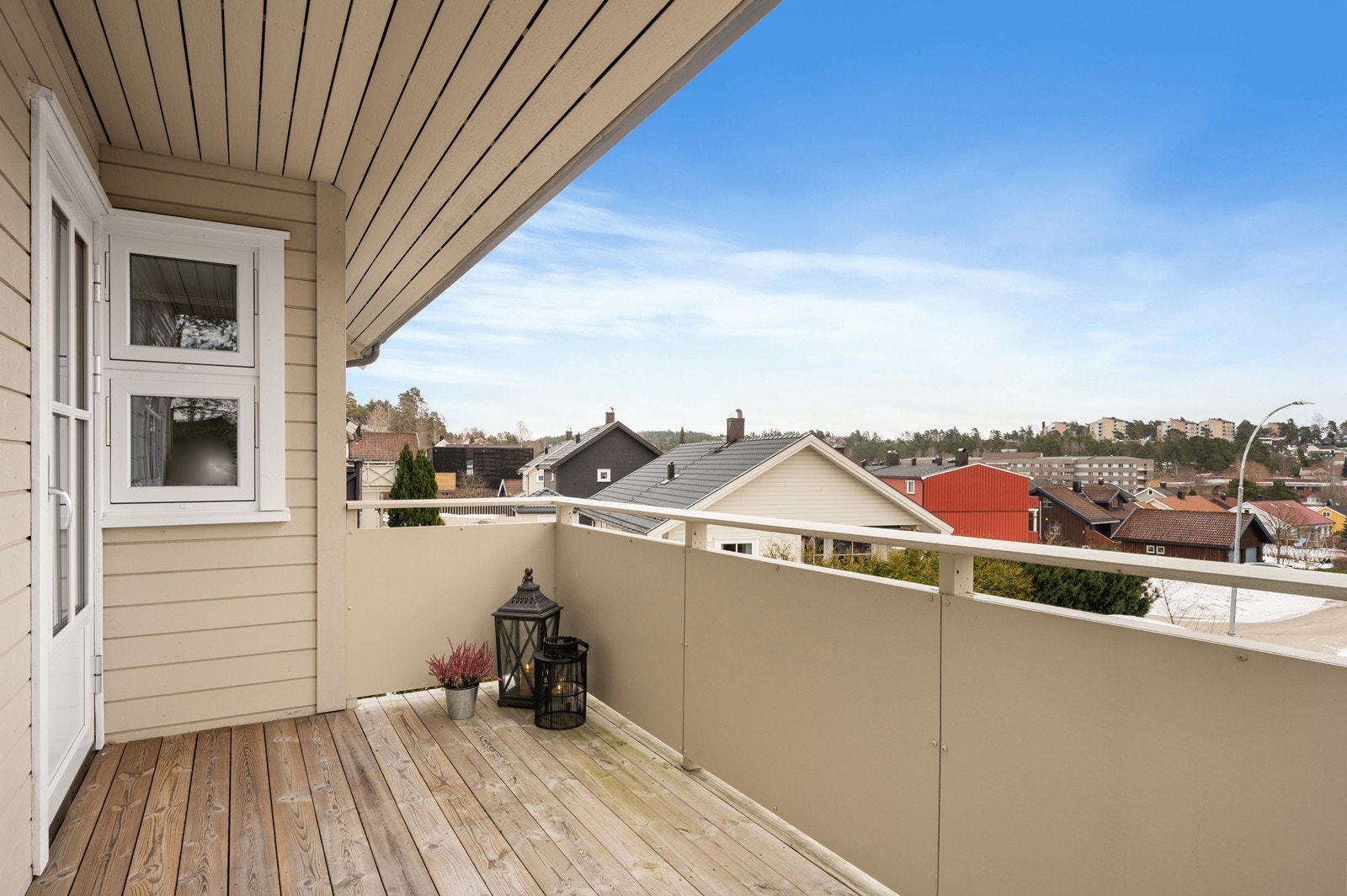 Den overbygde verandaen mot sydøst har plass til utemøblement. Galleribilde