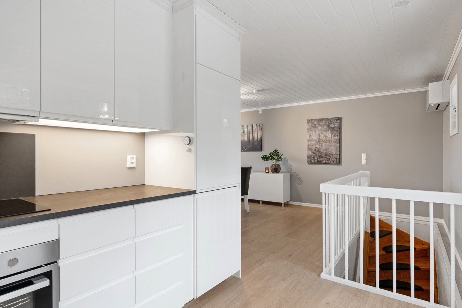 Kjøkkenet har laminerte benkeplater og ventilator med avtrekk ut for et godt inneklima. Galleribilde