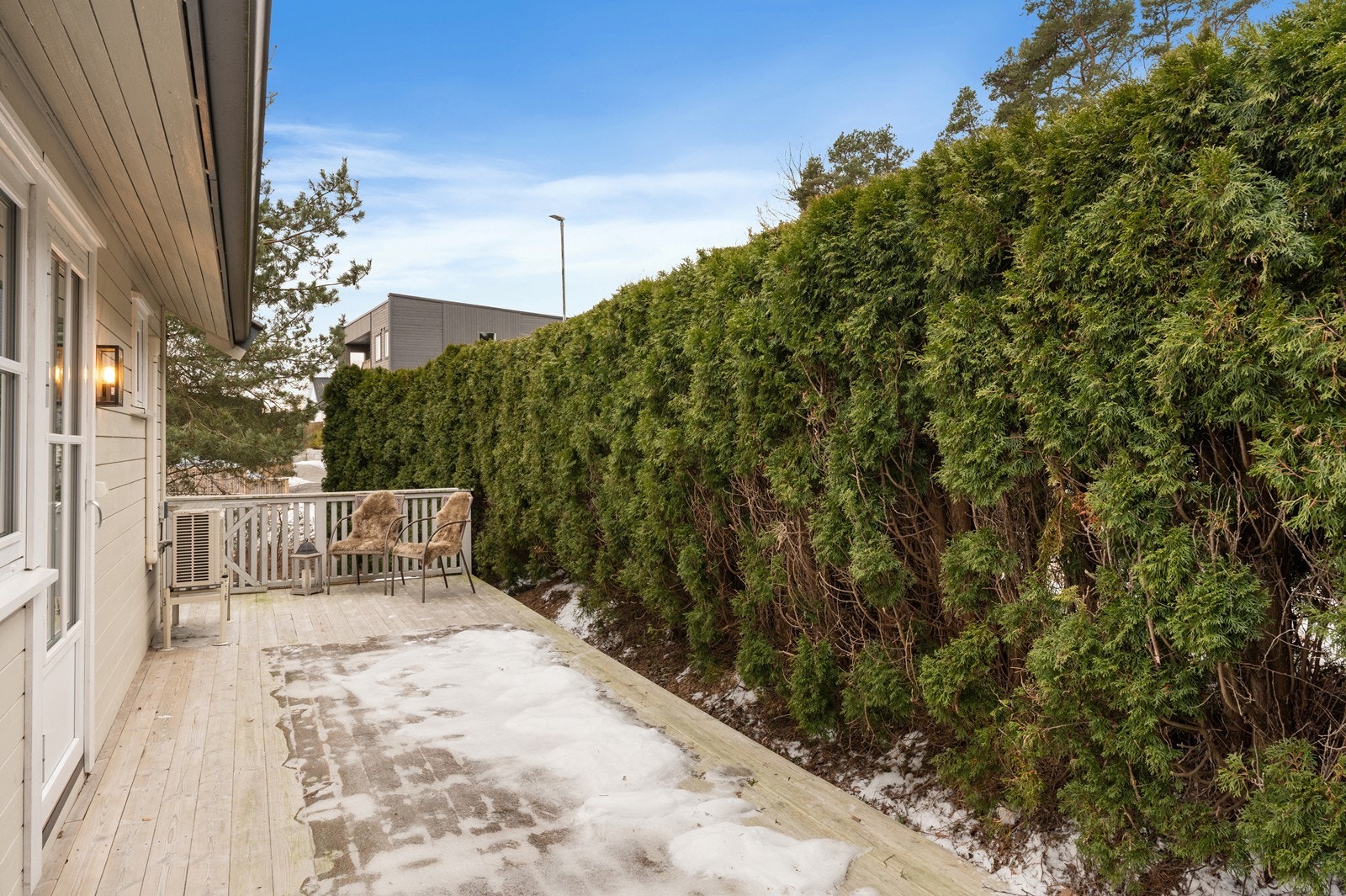 Den vestvendte terrassen på terrengnivå er bygget i impregnerte materialer. Galleribilde