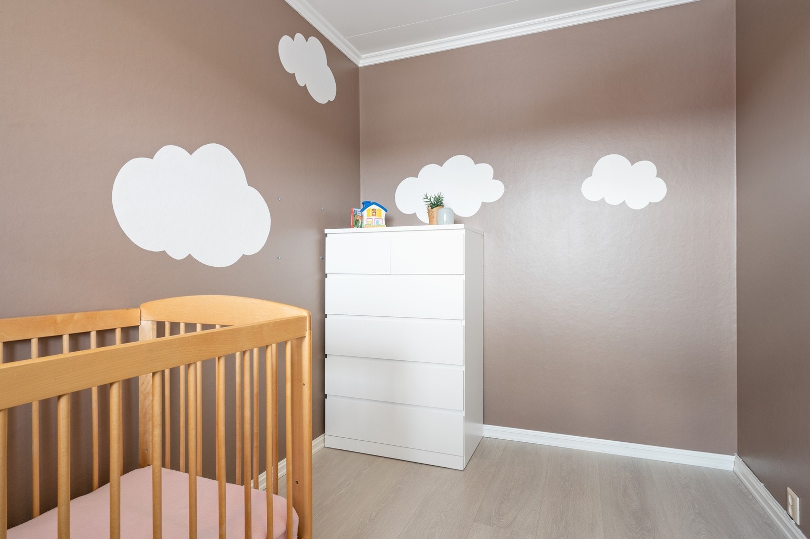 Soverommene har, som resten av boligen, nye 3-lags PVC-vinduer fra 2020. Dette rommet passer godt som barnerom eller gjesterom. Galleribilde