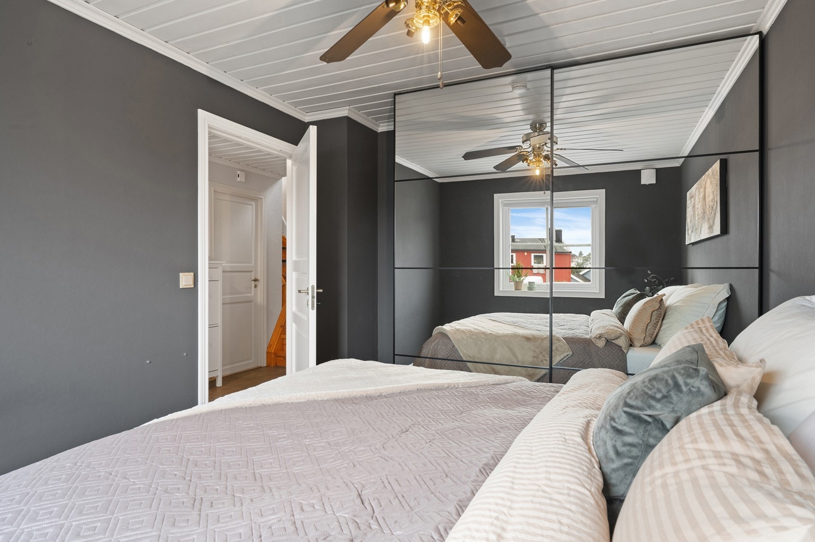 Hovedsoverommet er utstyrt med en romslig skyvedørsgarderobe som ble installert i 2019. Galleribilde