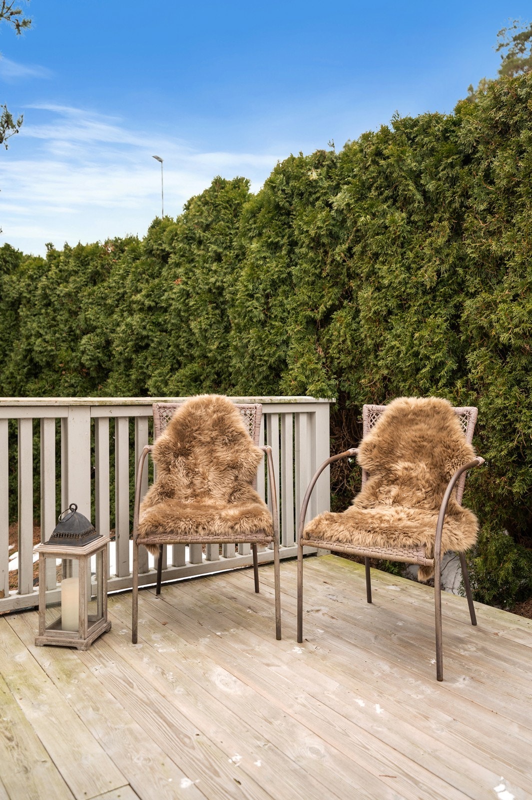 Uteplassen er skjermet og har god plass for en sittegruppe. Galleribilde