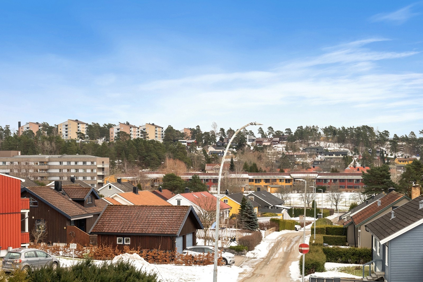 Eiendommen ligger i et stille og barnevennlig område med marka tett på. Galleribilde