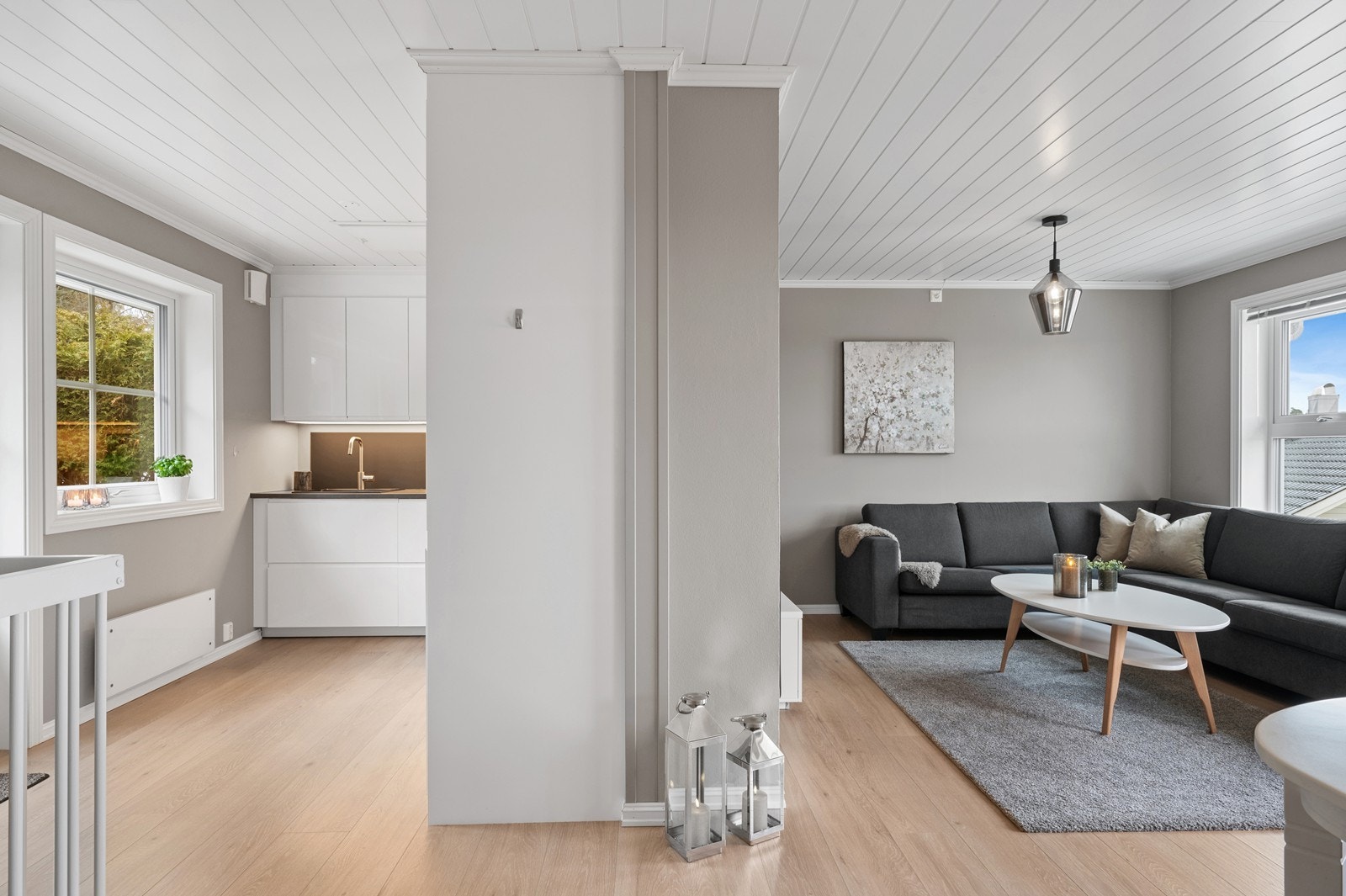 Gjennomgående laminatgulv og malte overflater, modernisert i 2019, gir et helhetlig inntrykk. Galleribilde