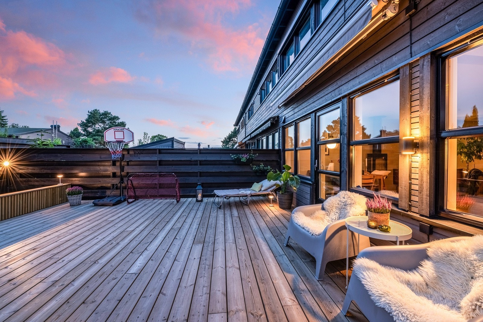 Oppgradert uteplass hvor terrassen, porten, blomsterbed og gjerdet bak bedet ble ferdigstilt i mai 2025 Galleribilde