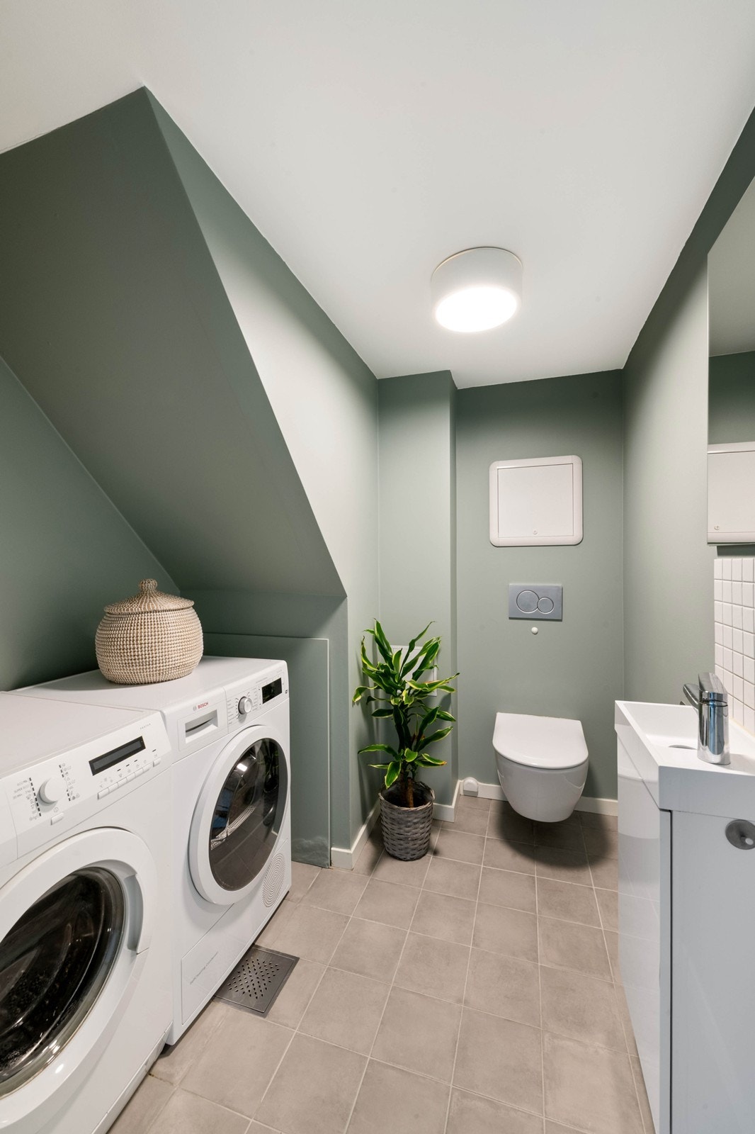 Praktisk vaskerom og toalett ved gang i 1. etasje Galleribilde