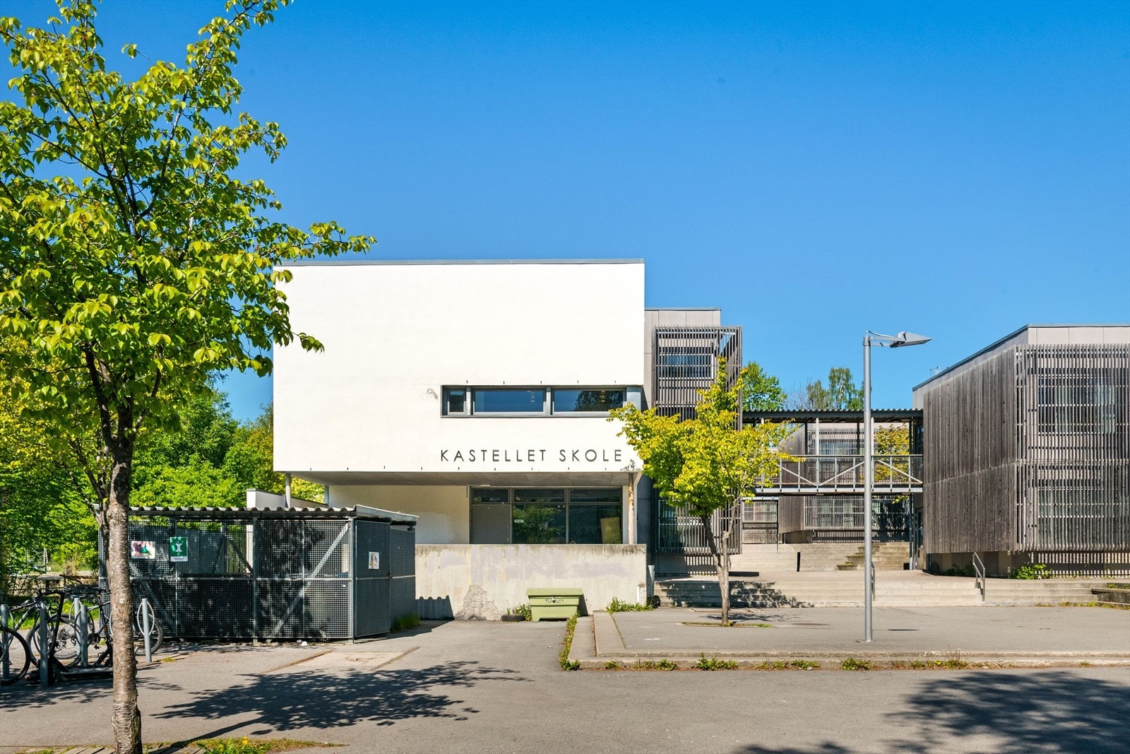 Eiendommen sogner til Kastellet skole hvor man går bilfritt via gangveier Galleribilde