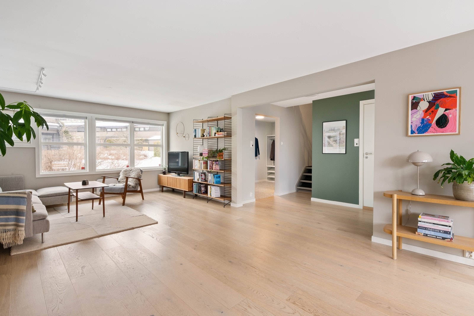 Lys og hyggelig stue med plass til både stue- og spisestueinnredning Galleribilde