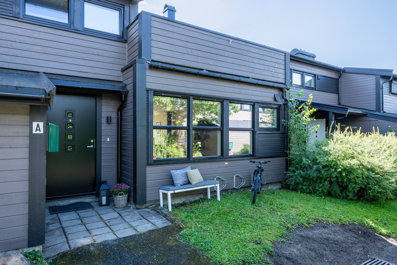 Uteboder både ved inngangspartiet og på terrassen Galleribilde