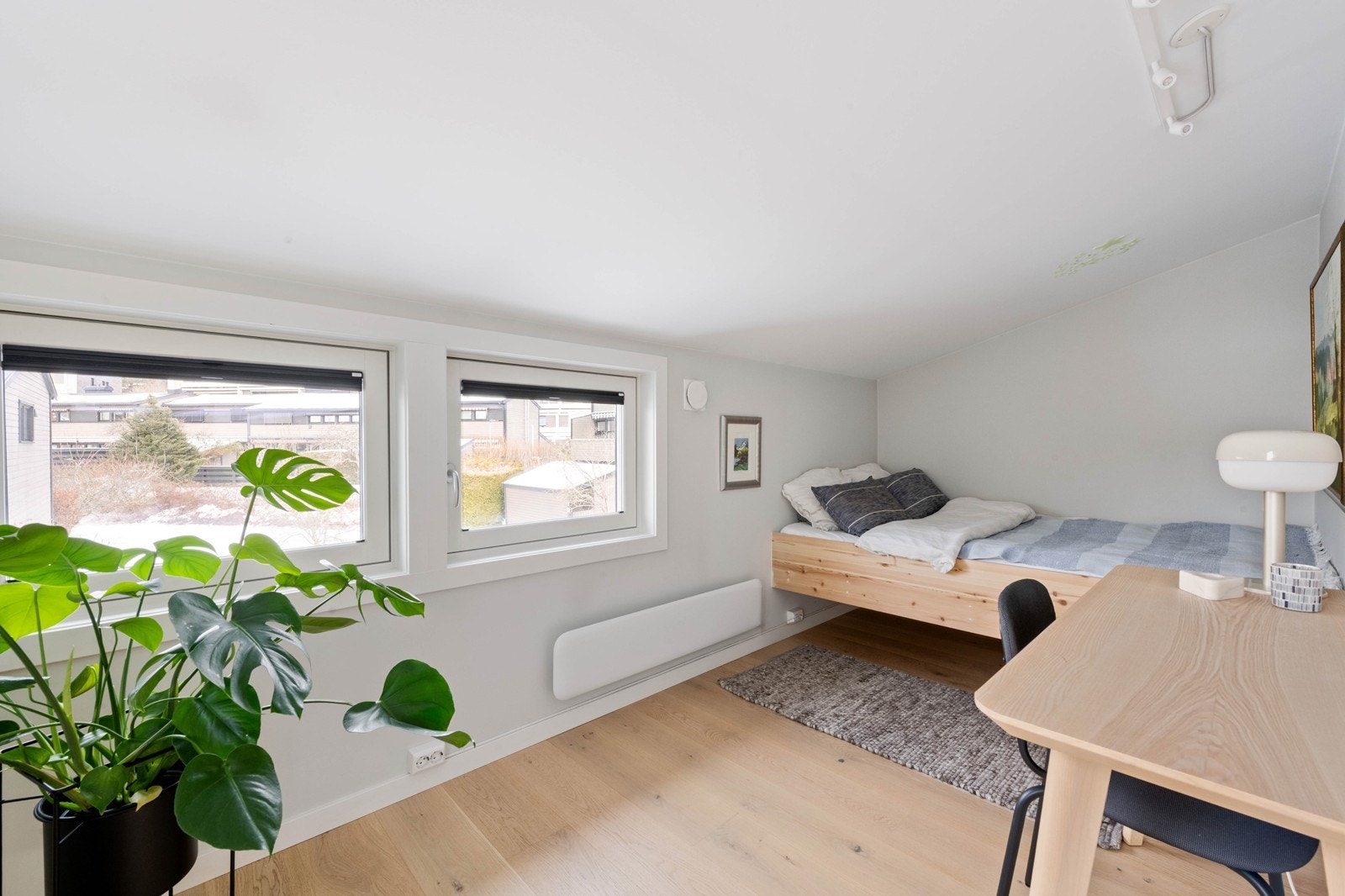 Rom innredet som soverom i 2. etasje med utgang til terrasse er byggemeldt som kott og således ikke godkjent for varig opphold Galleribilde