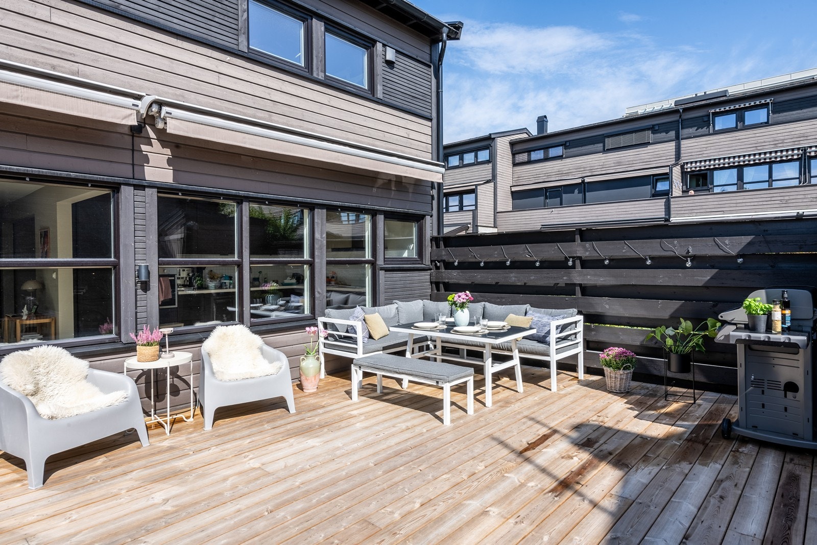 Flotte solforhold og god plass til å innrede terrassen med flere soner Galleribilde