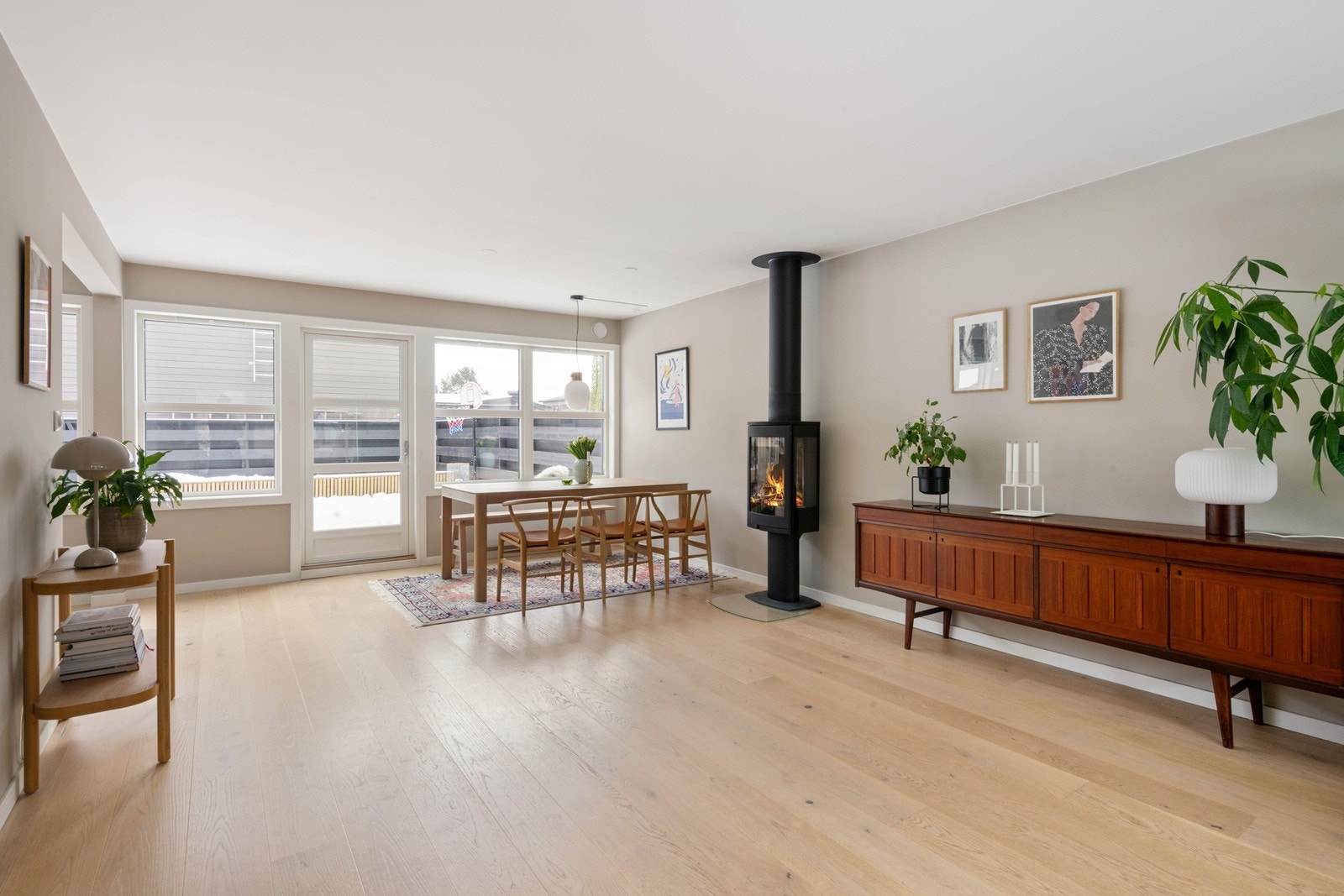 Tilbaketrukket og strøkent enderekkehus med fantastiske uteområder Galleribilde