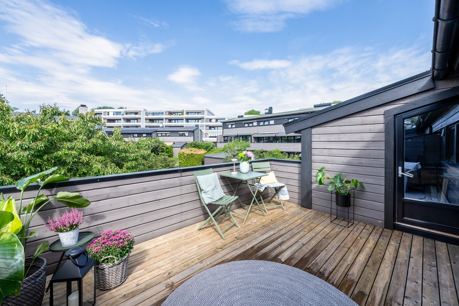 Her har man sol hele dagen over to flotte terrasser Galleribilde