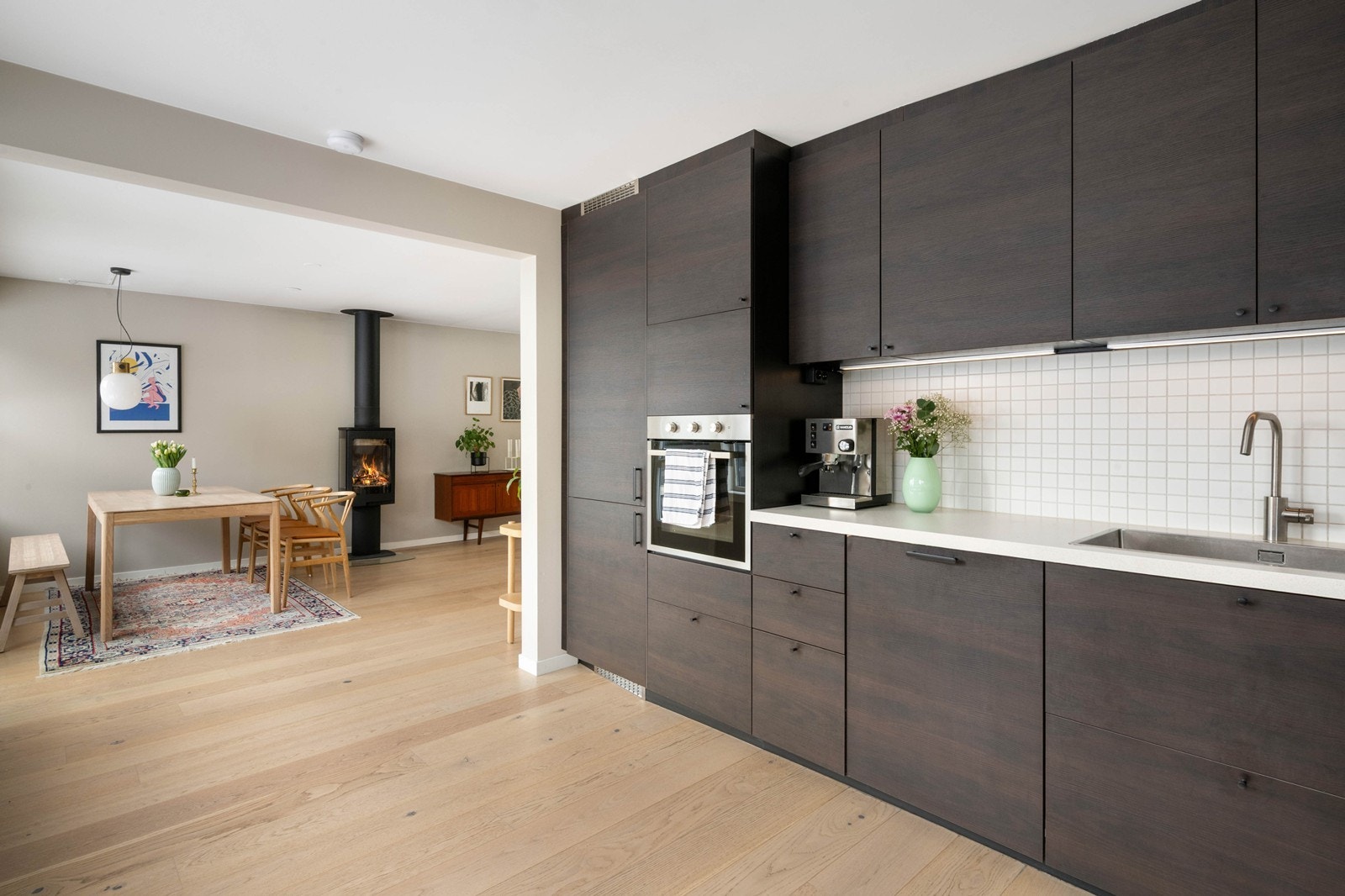 Delikat og pent kjøkken i åpen løsning mot spisestue Galleribilde