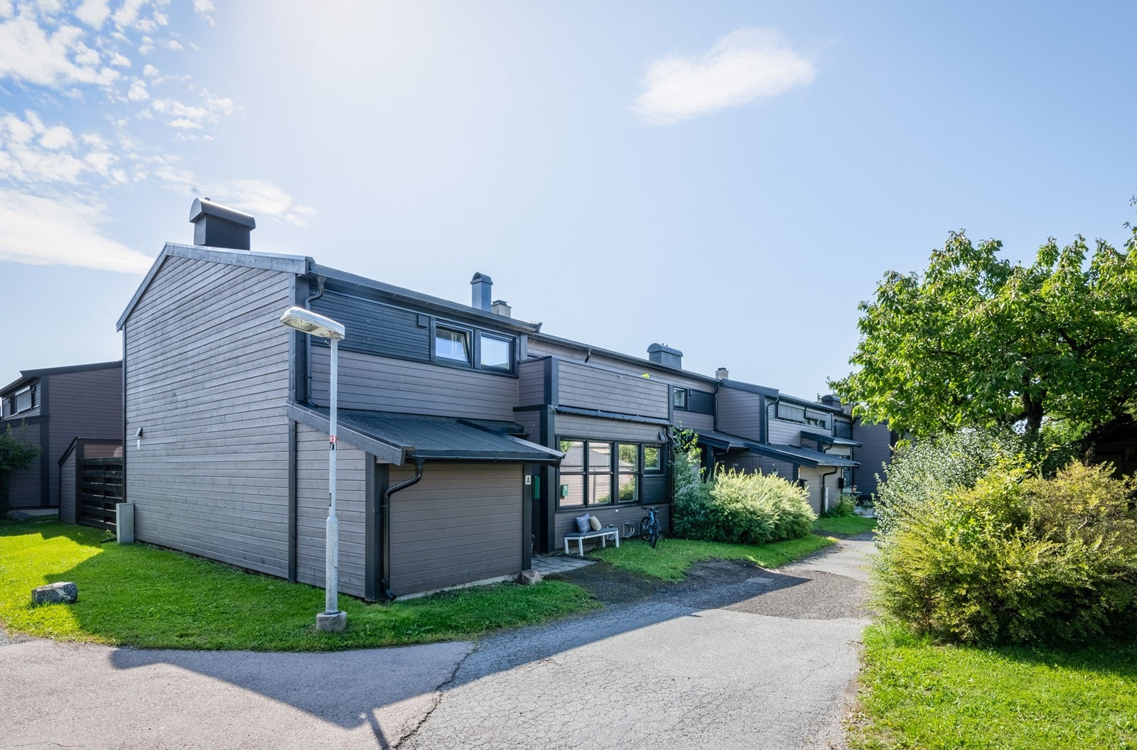 Boligen disponerer egen garasjeplass med lader Galleribilde