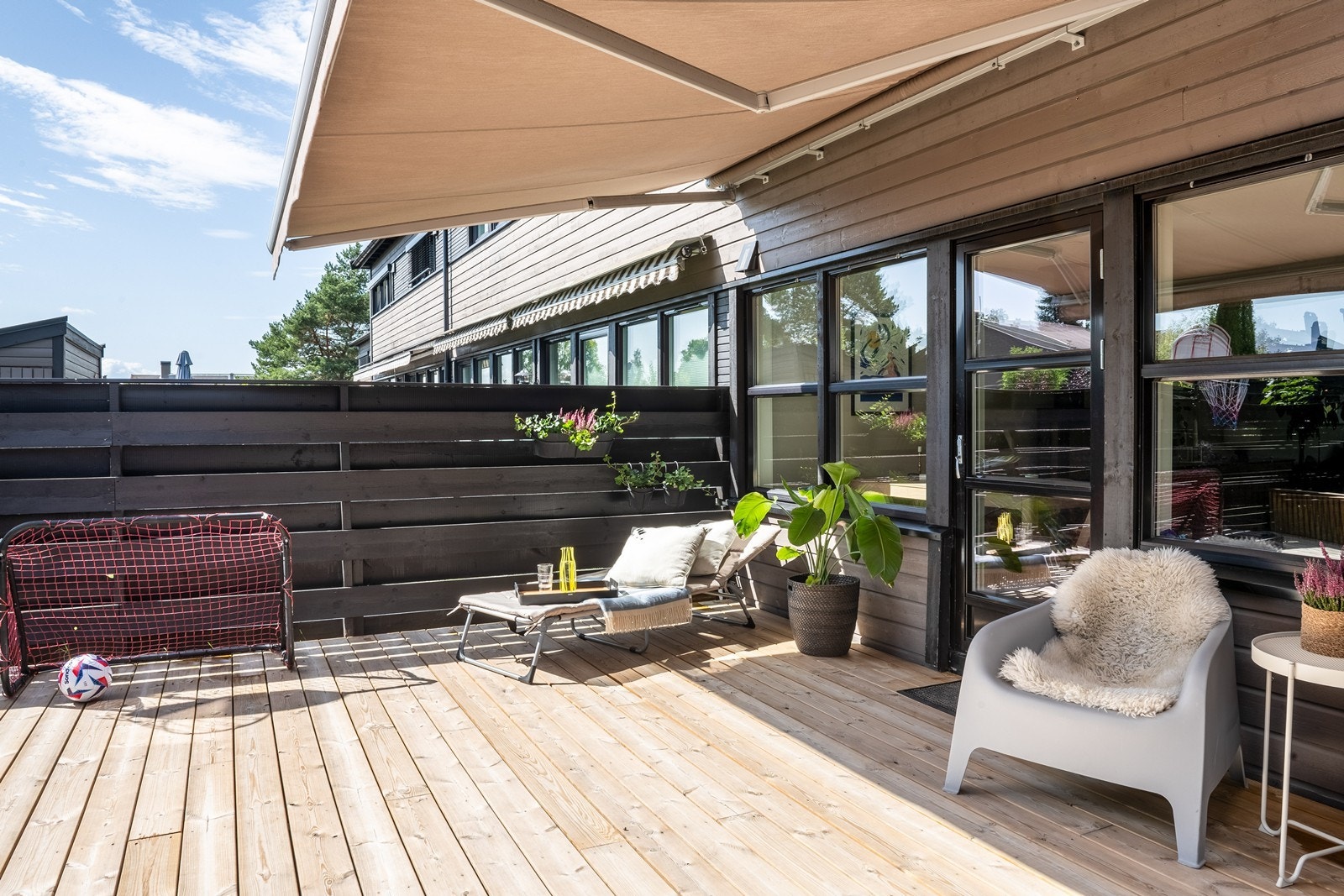 Markiser og godt med utelys på terrassen Galleribilde