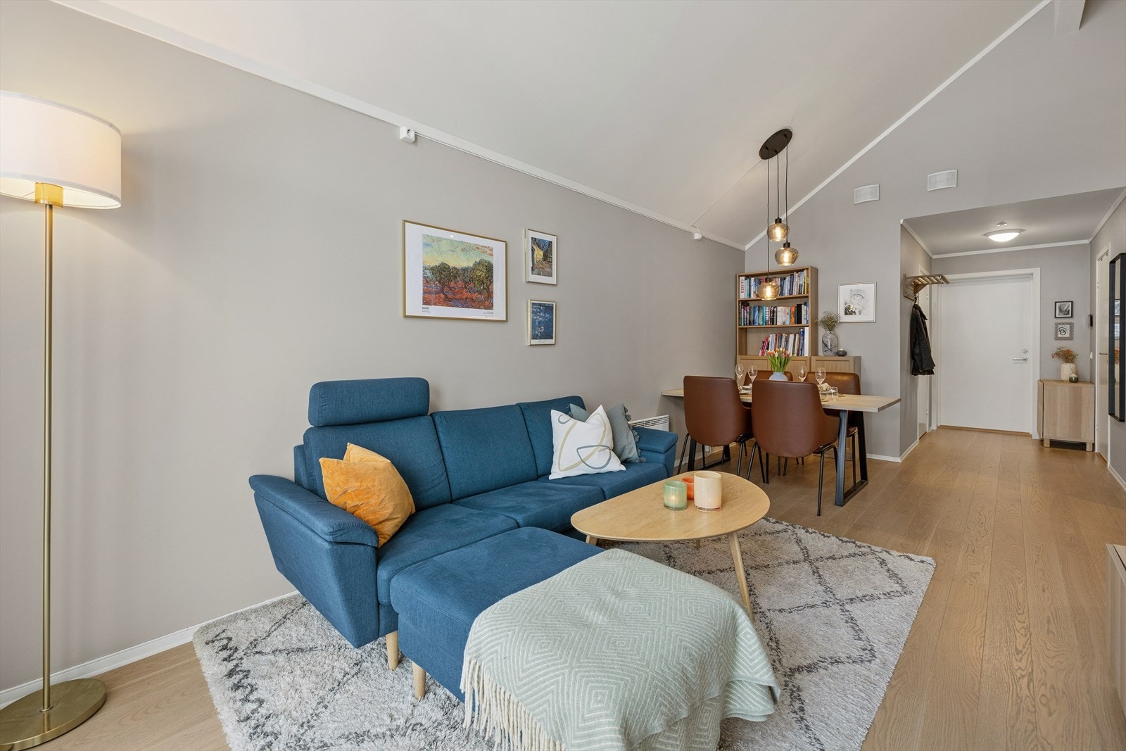 Det ble montert nye lamper i tak på stue/kjøkken i 2025. Galleribilde