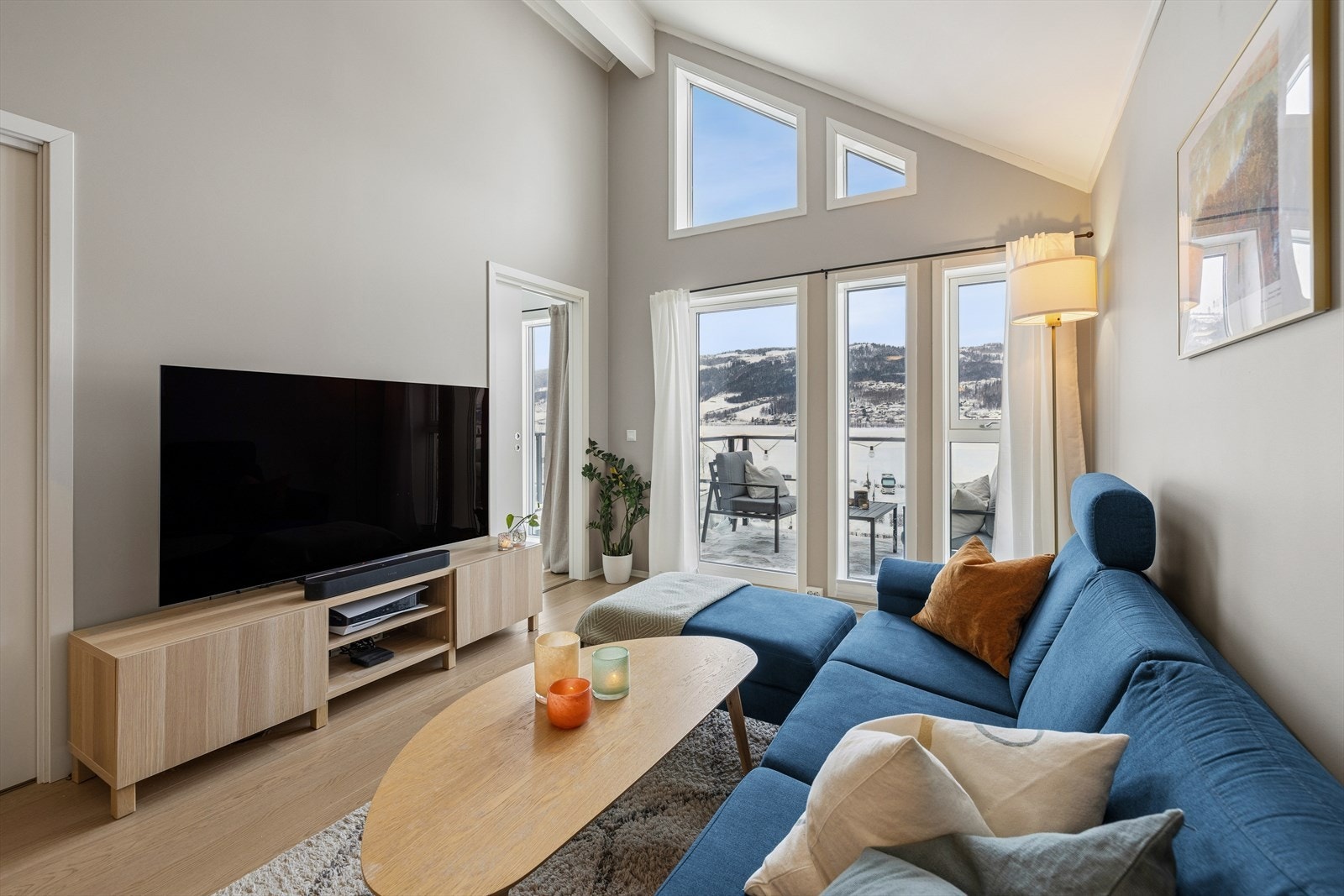 Stuen med den gode takhøyden skaper et luftig og hyggelig samlingspunkt hvor du og besøkende kan nyte både avslappende og sosiale stunder. Galleribilde