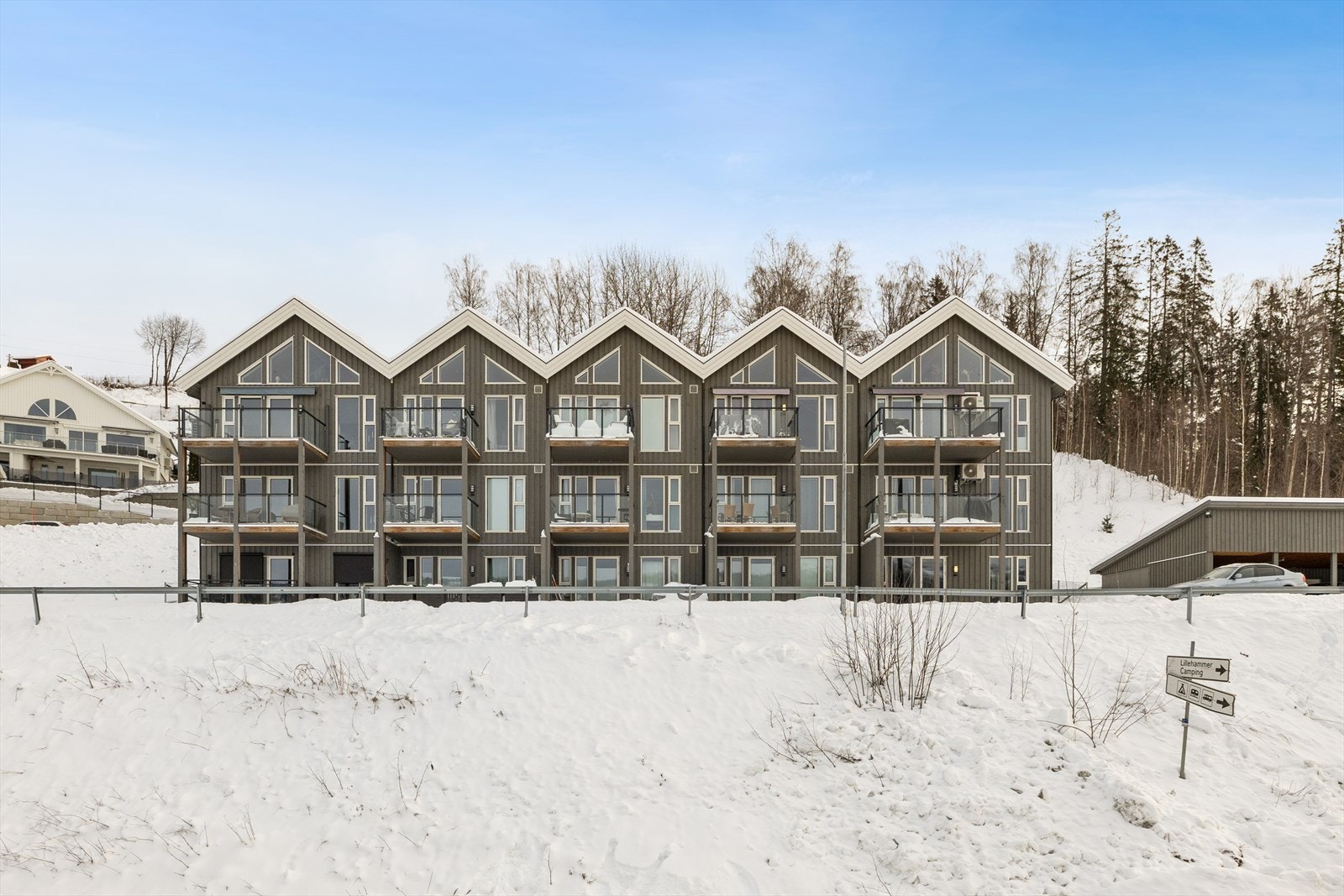 Nevnte leilighet ligger i 2. etasje (3. etasje sett fra forsiden). Galleribilde