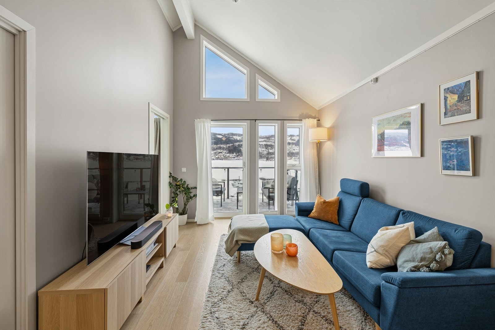 Overflater i stue/kjøkken og gang ble malt i 2023. Galleribilde