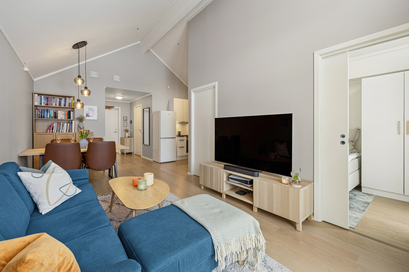 Stuen er møbleringsvennlig utformet med plass til både sofa- og spisegruppe. Galleribilde