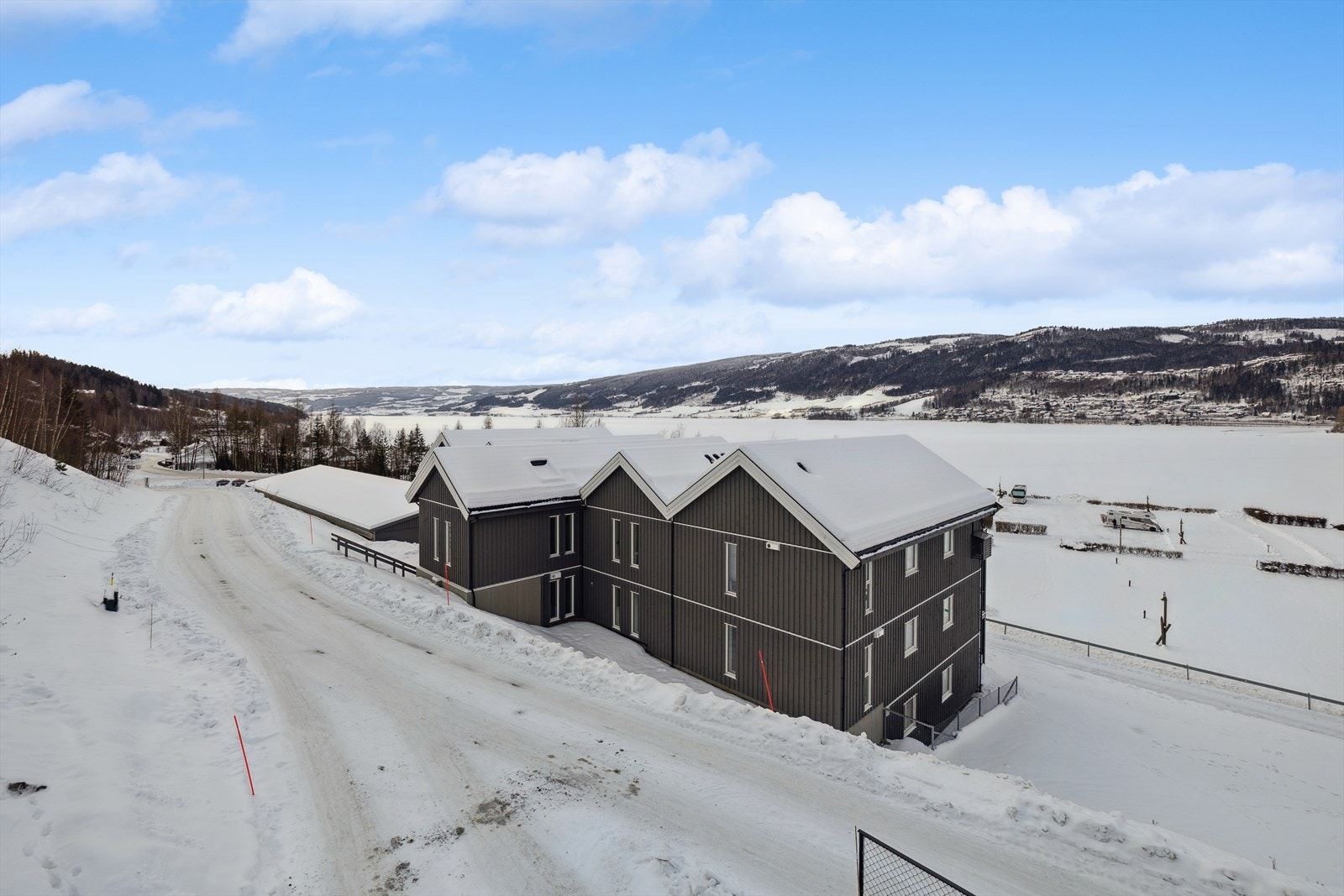 Sameiet Strandhagen har en attraktiv beliggenhet like ovenfor Lillehammer Camping, kun et steinkast fra Mjøsa. Her bor du i flotte og rolige omgivelser, omtrent 2,5 km sør for Lillehammer sentrum. Galleribilde