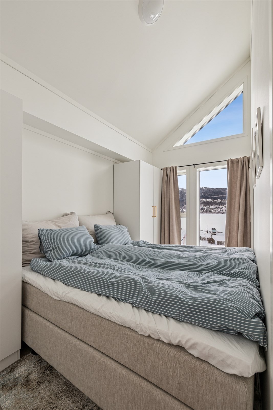 Hjemmets soverom ligger vegg-i-vegg med stue/kjøkken, og er utstyrt med en plassbesparende "Laila-løsning" som gir enkel tilgang fra begge sider av rommet. Galleribilde