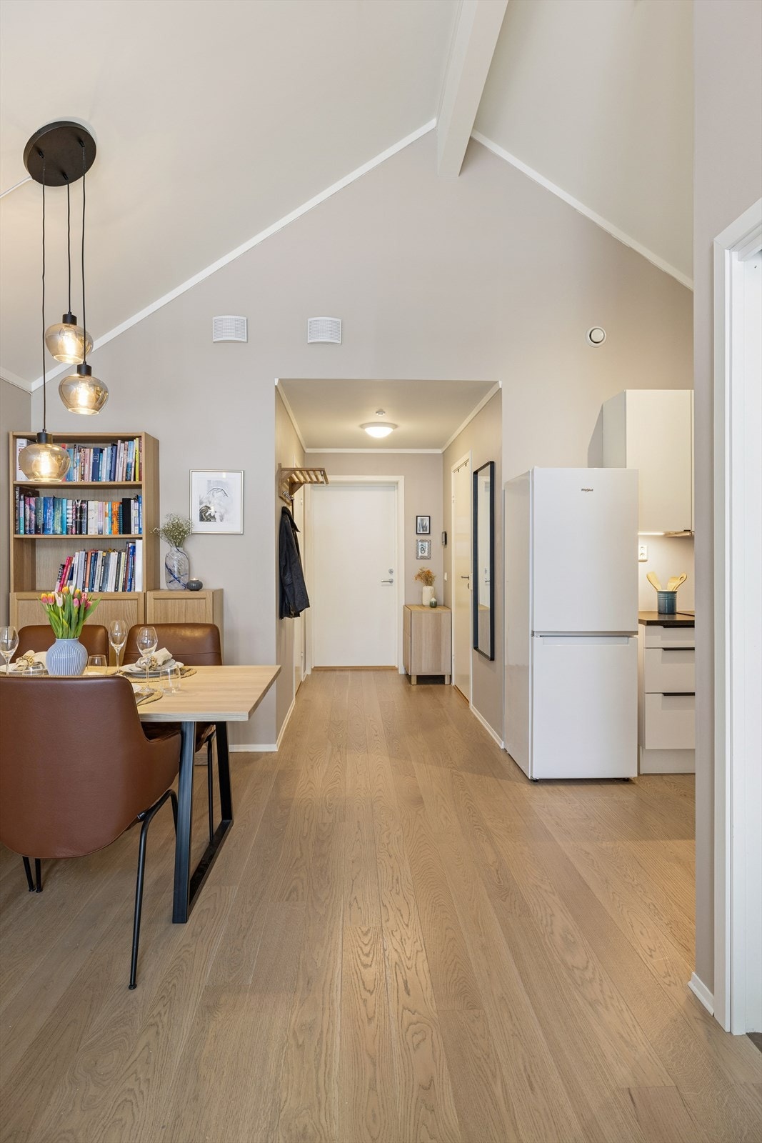 Stue/kjøkken mot entré. Galleribilde