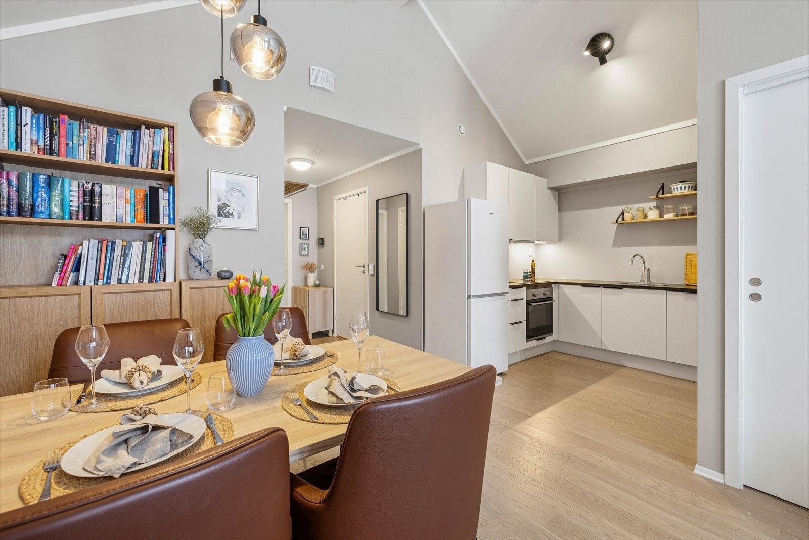 Kjøkkenet er i en åpen løsning med stuen. Galleribilde