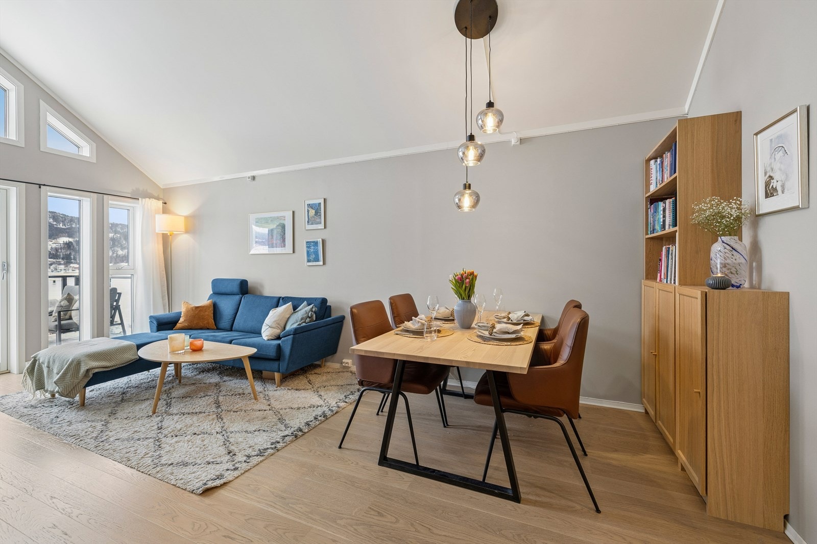 Leiligheten, bygget i 2022, ligger i toppetasjen. Den har en moderne standard med parkettgulv og fliser, gjennomgående god standard, svært god takhøyde og vegger malt i delikat farge. Galleribilde