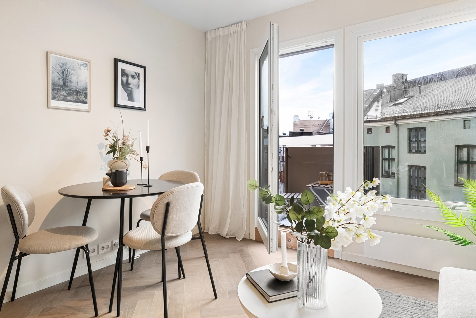 Leiligheten er omfattende renovert i 2025 med gjennomgående høy standard. Alt er nytt, fra bad og kjøkken til elektrisk anlegg og overflater. Galleribilde