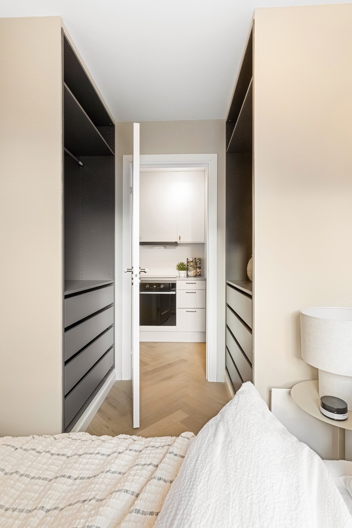 Svært lekre, innebygde garderobeskap med flott innredning. Galleribilde