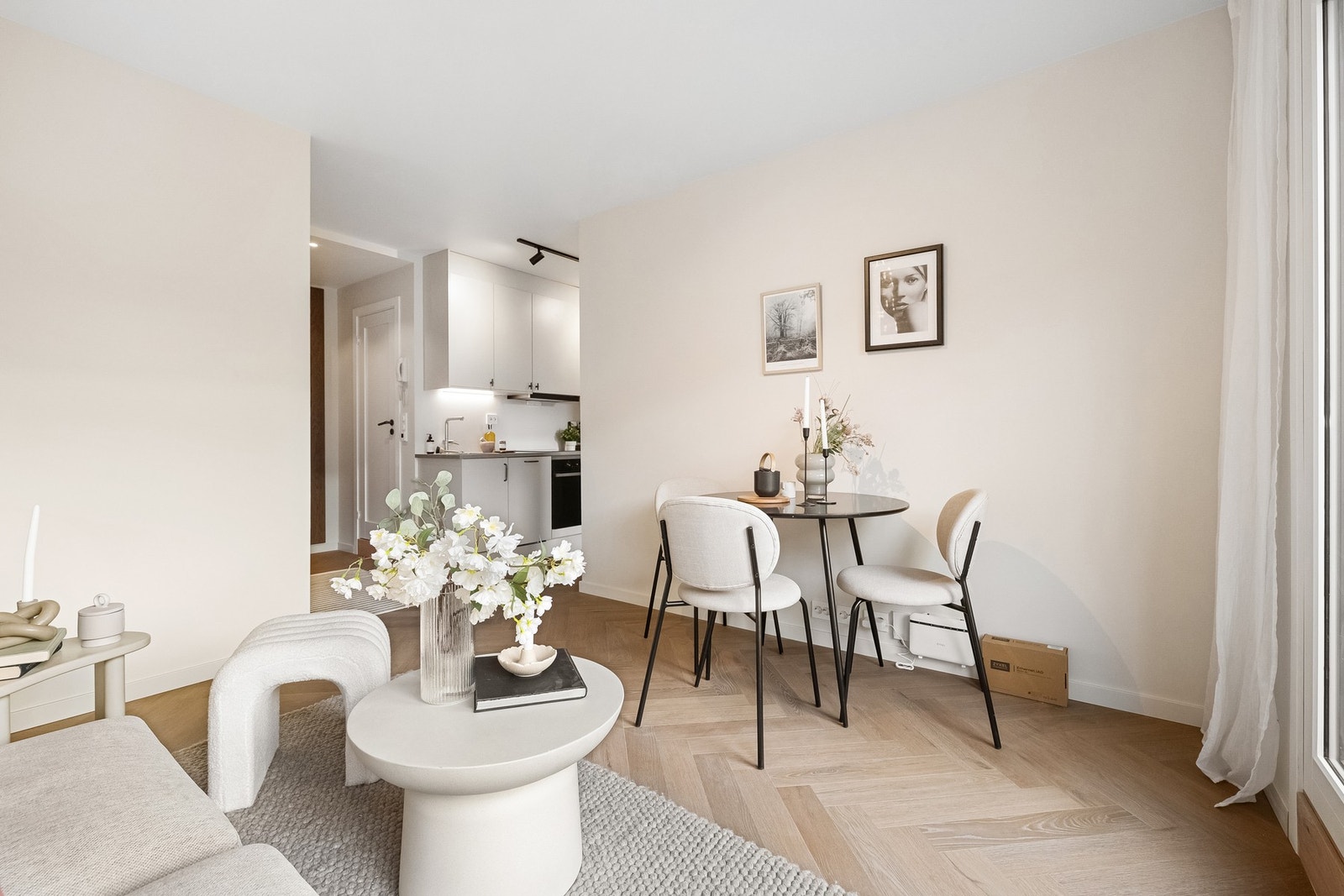 Leiligheten ble ombygget i 2025. Her er hver eneste kvadratmeter godt utnyttet. Moderne løsninger, innebygde skap og flere sosiale soner. Galleribilde